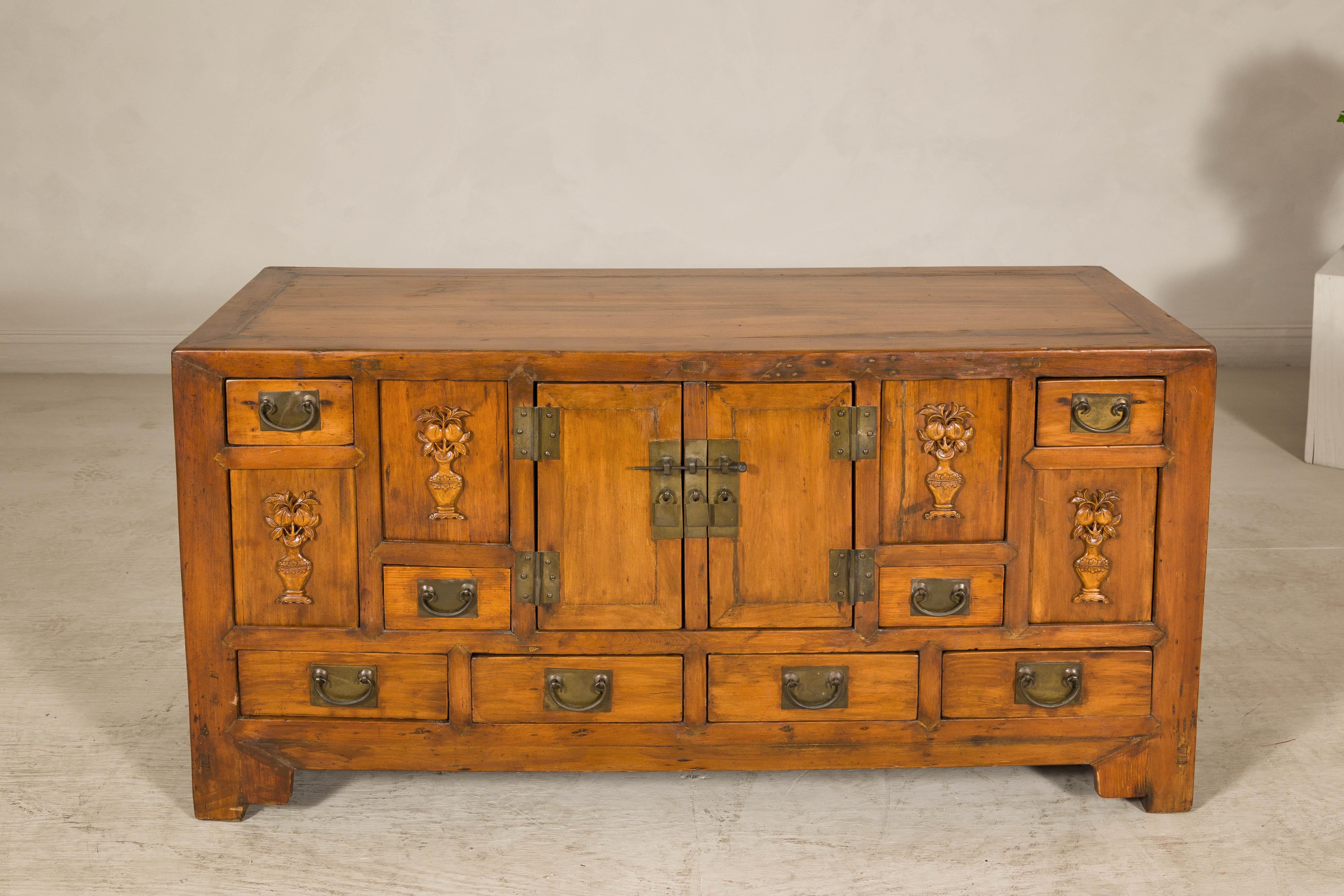 Aparador de olmo de la dinastía Qing tardía con jarrones florales tallados, puertas y cajones en venta 1