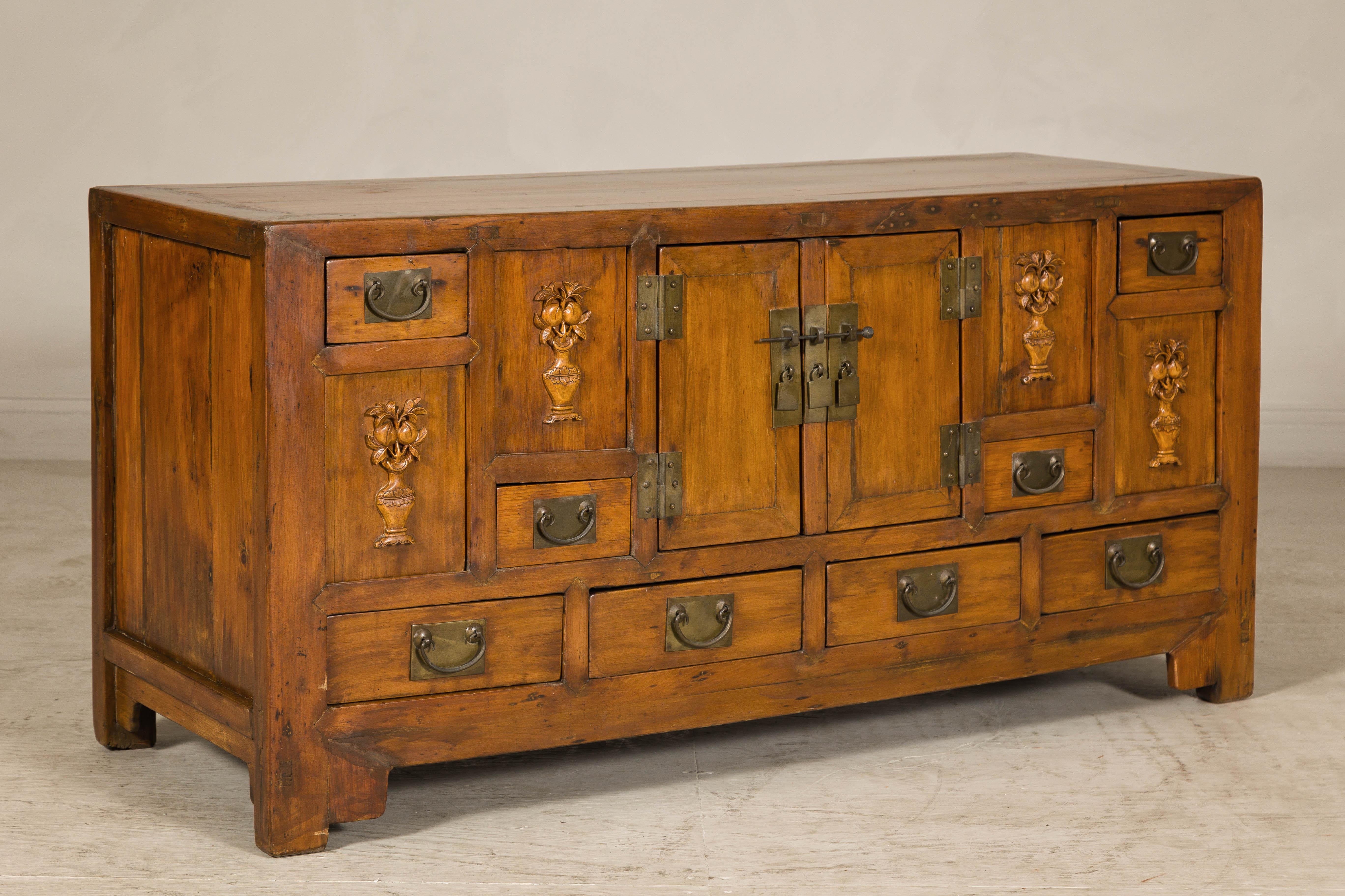 Aparador de olmo de la dinastía Qing tardía con jarrones florales tallados, puertas y cajones en venta 2