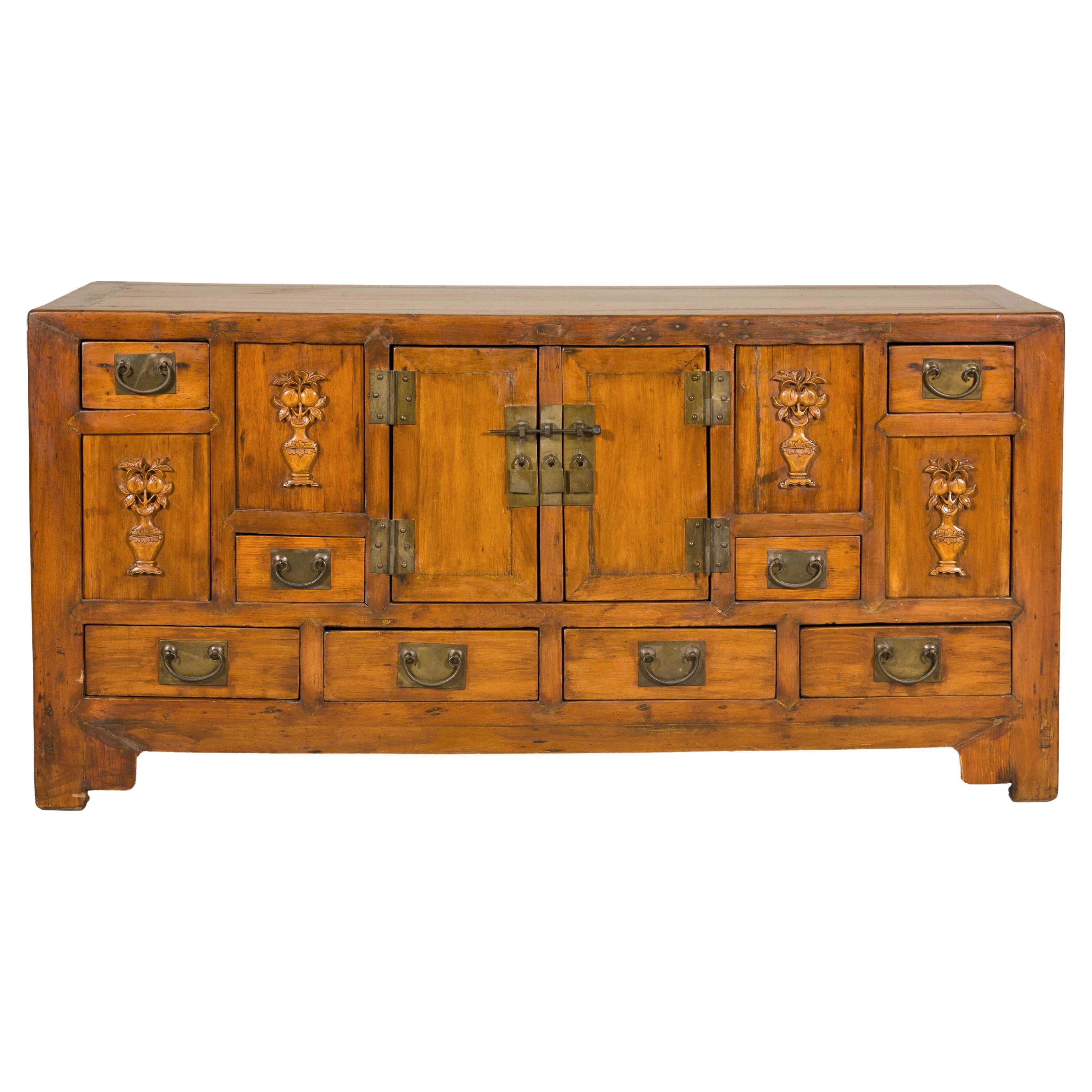 Aparador de olmo de la dinastía Qing tardía con jarrones florales tallados, puertas y cajones en venta