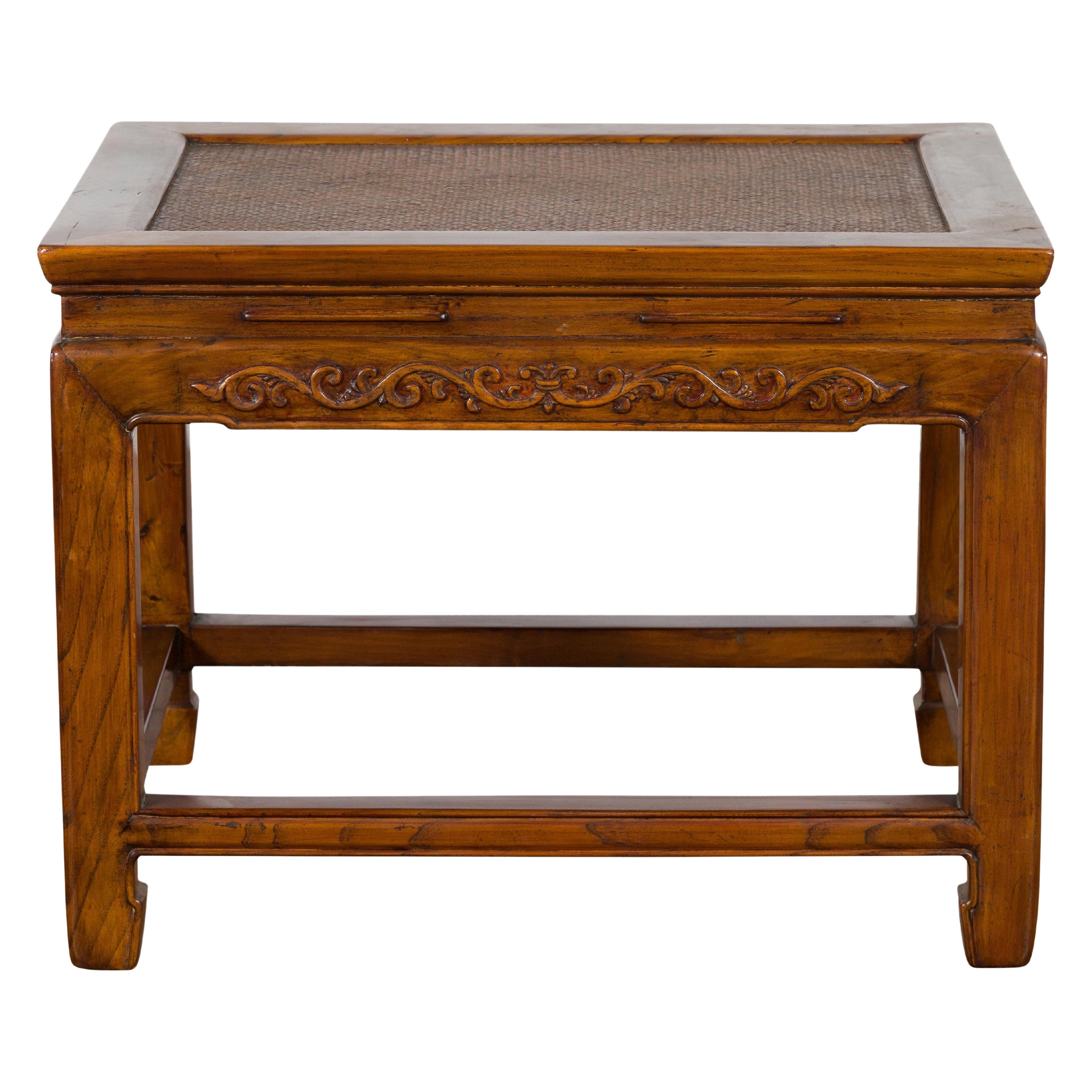 Mesa auxiliar de madera de olmo de finales de la dinastía Qing con friso tallado en bajo relieve