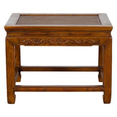 Mesa auxiliar de madera de olmo de finales de la dinastía Qing con friso tallado en bajo relieve