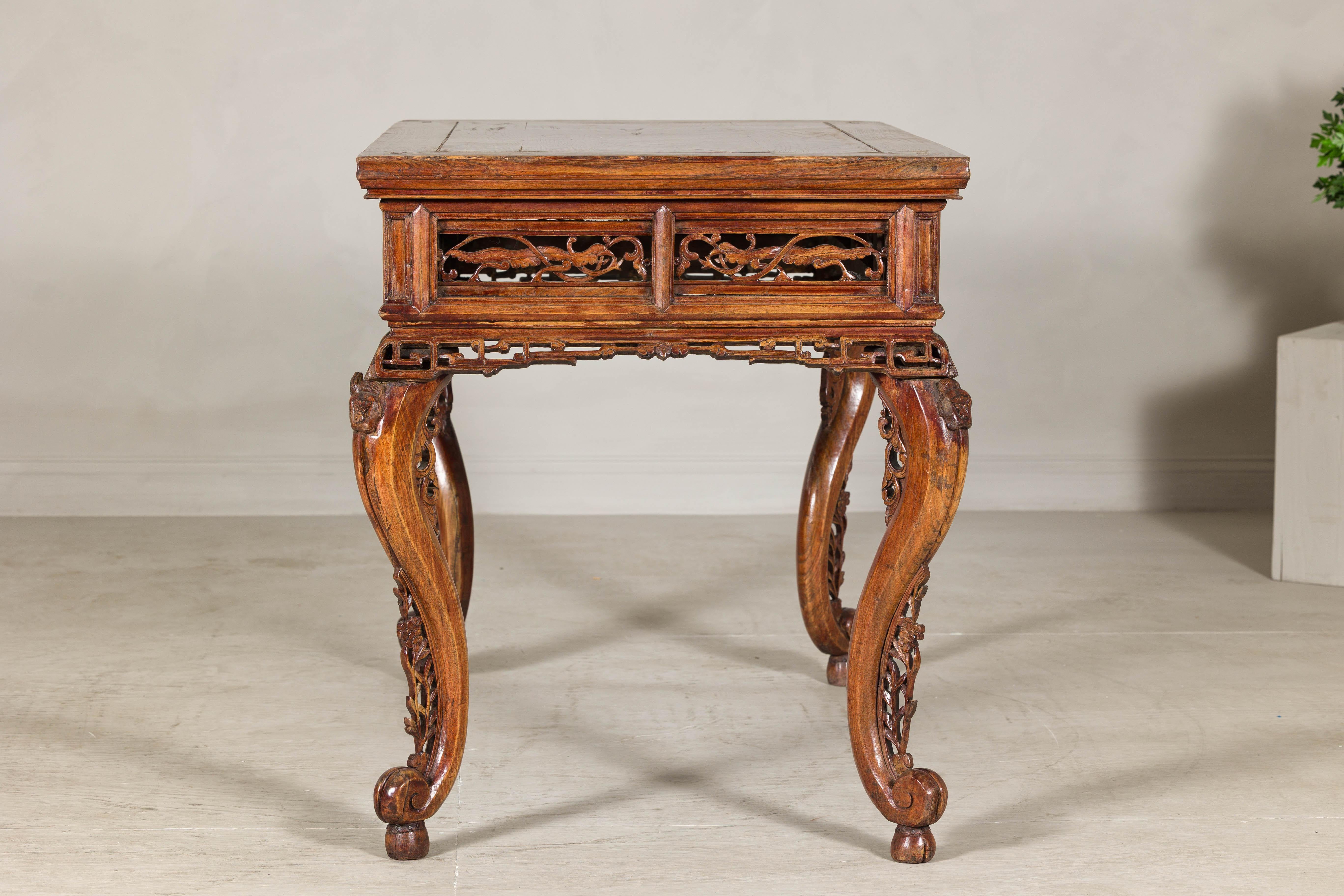 Mesa de salón de madera noble de finales de la dinastía Qing con tallas de dragón y pátina de laca en venta 4