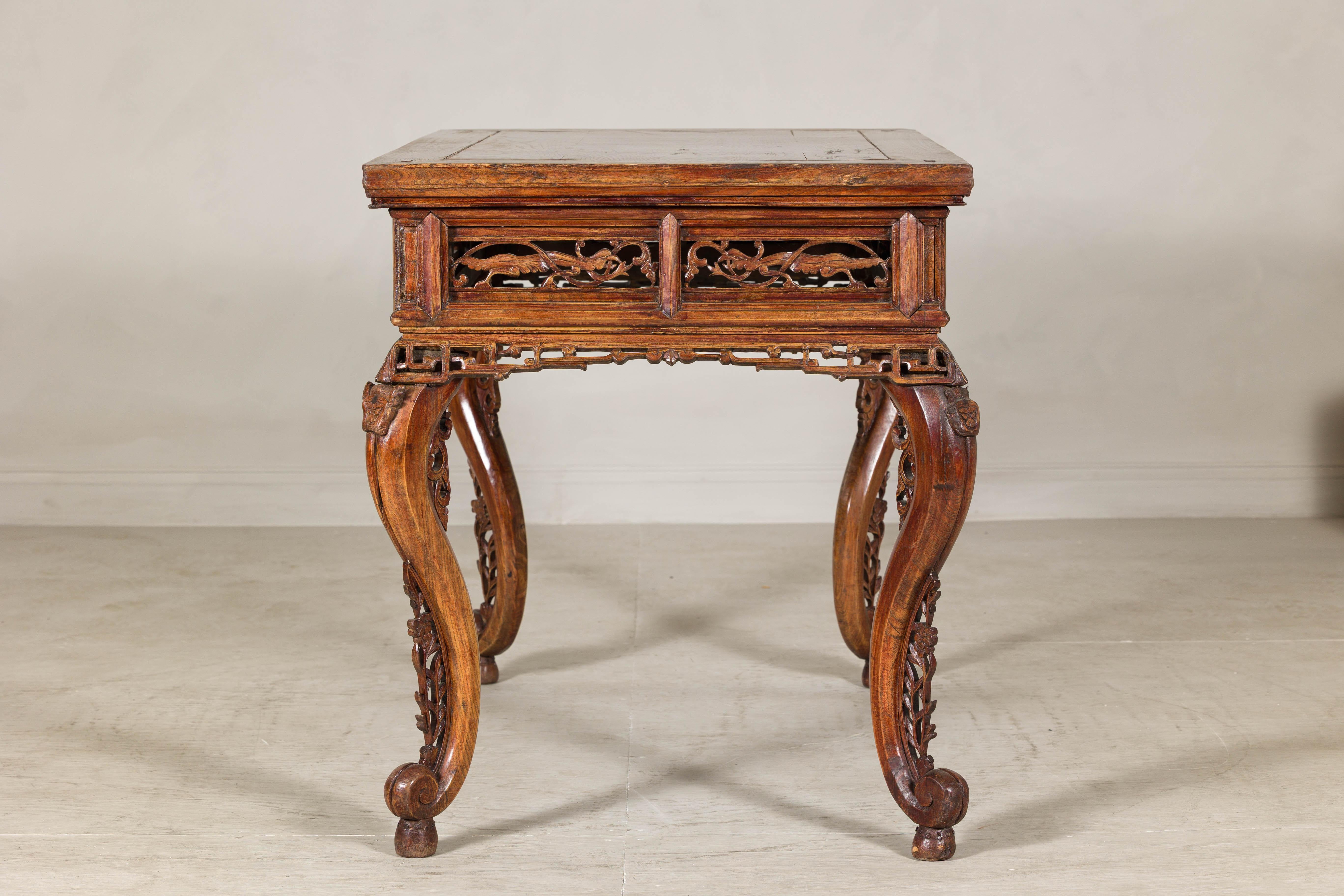 Mesa de salón de madera noble de finales de la dinastía Qing con tallas de dragón y pátina de laca en venta 6