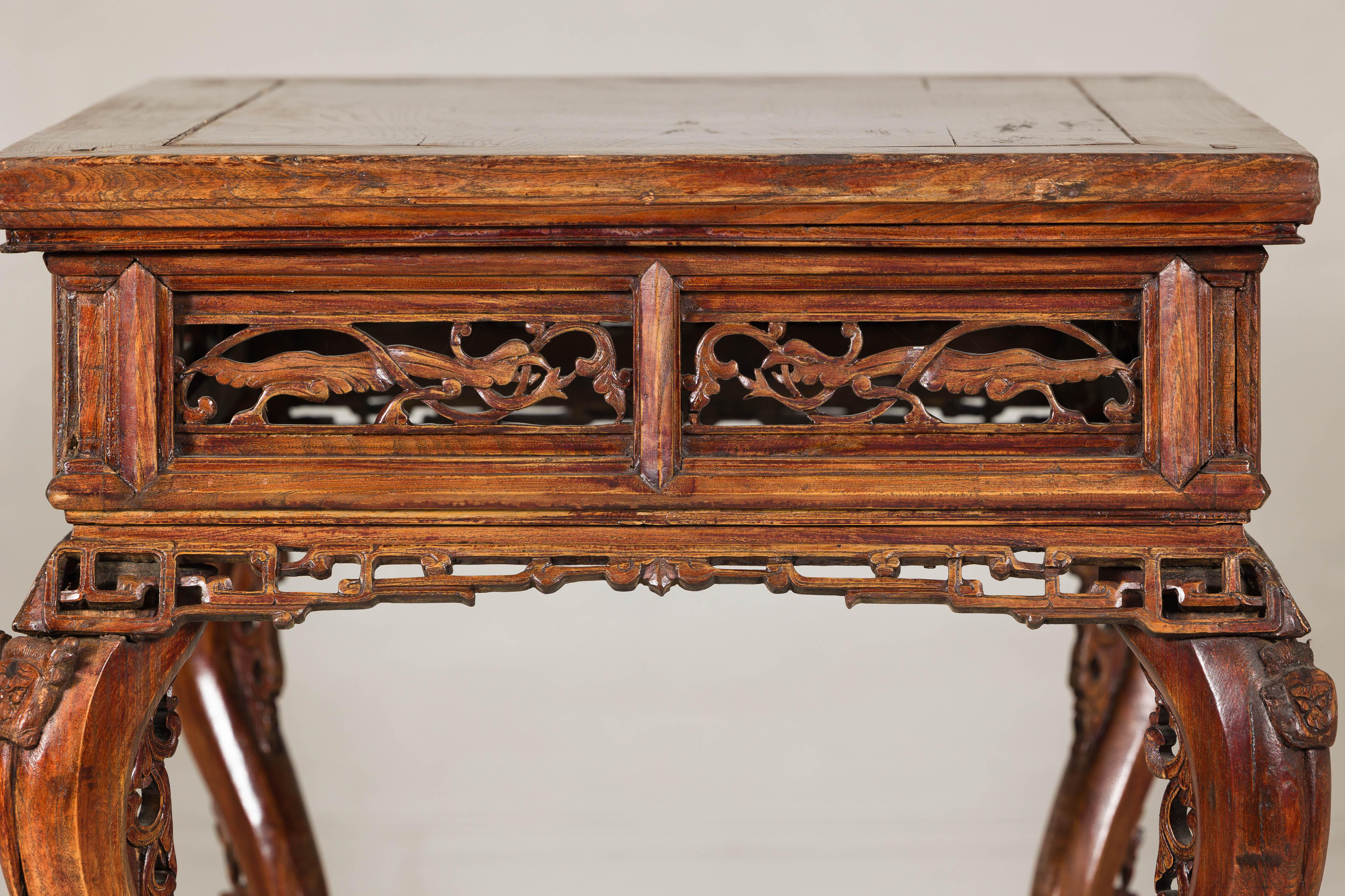 Mesa de salón de madera noble de finales de la dinastía Qing con tallas de dragón y pátina de laca en venta 7