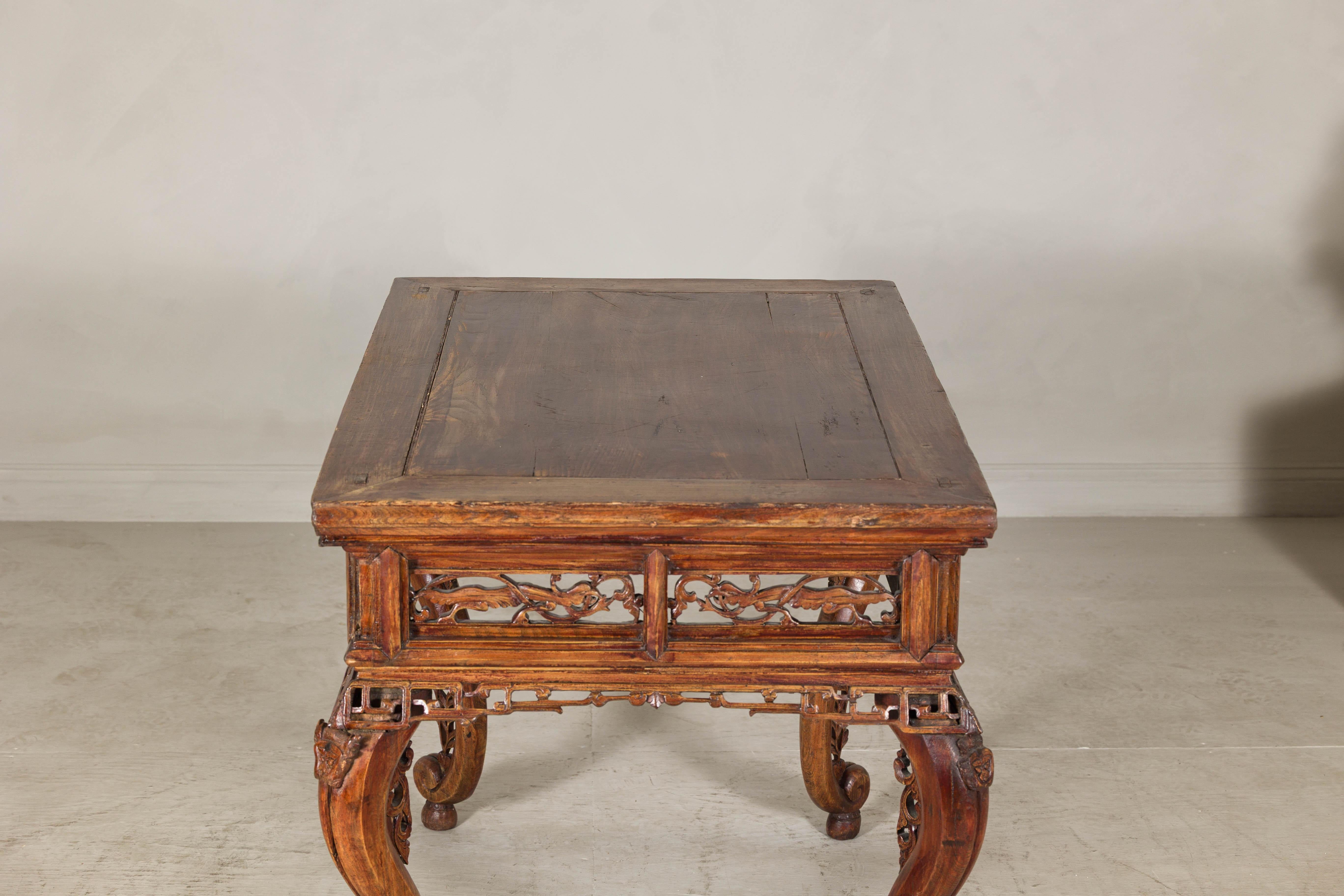 Mesa de salón de madera noble de finales de la dinastía Qing con tallas de dragón y pátina de laca en venta 8