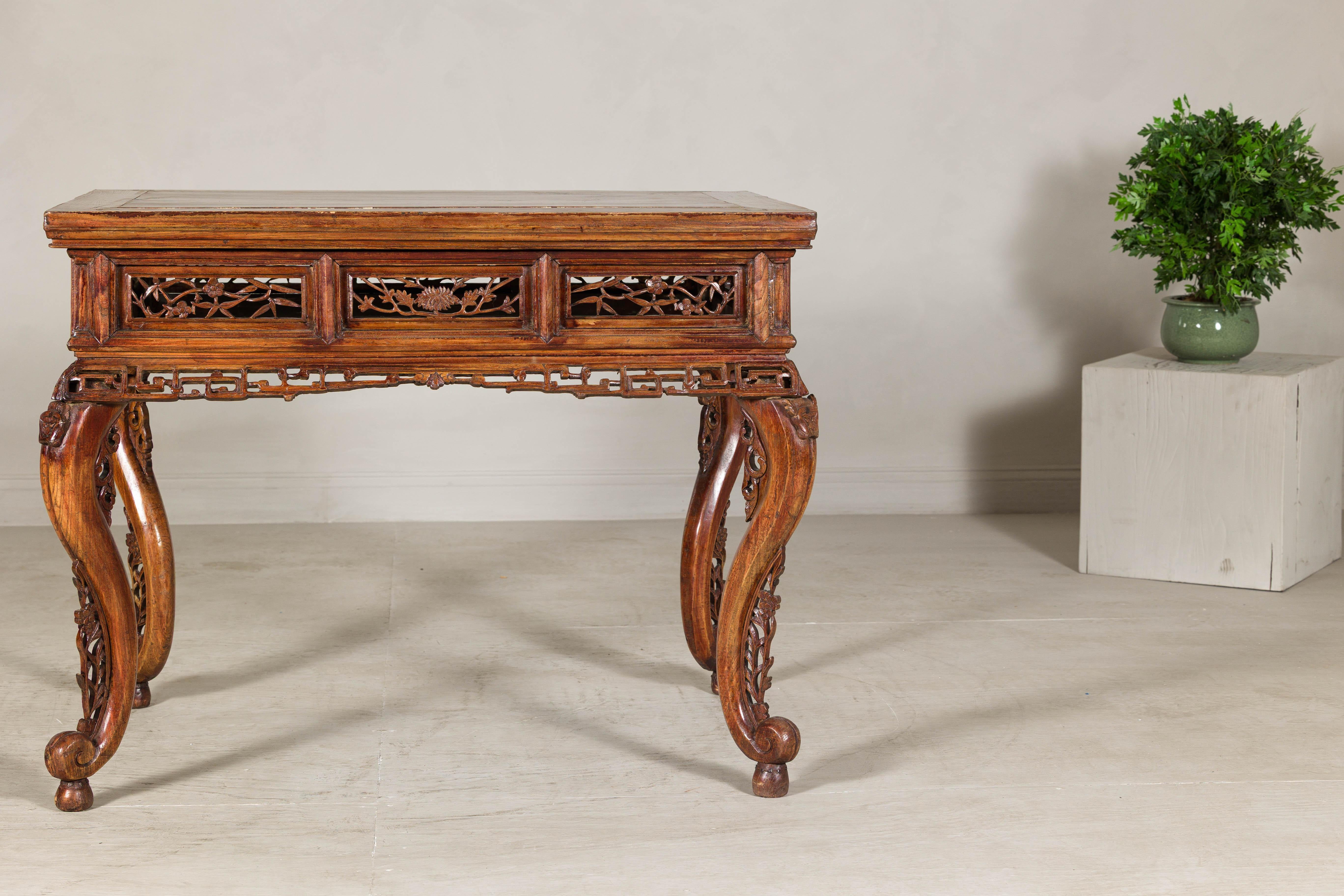Mesa de salón central de finales de la dinastía Qing, de finales del siglo XIX, principios del XX, con motivos calados tallados a mano. Esta antigua mesa de recibidor central, un sorprendente ejemplo de la artesanía tradicional china, presenta un