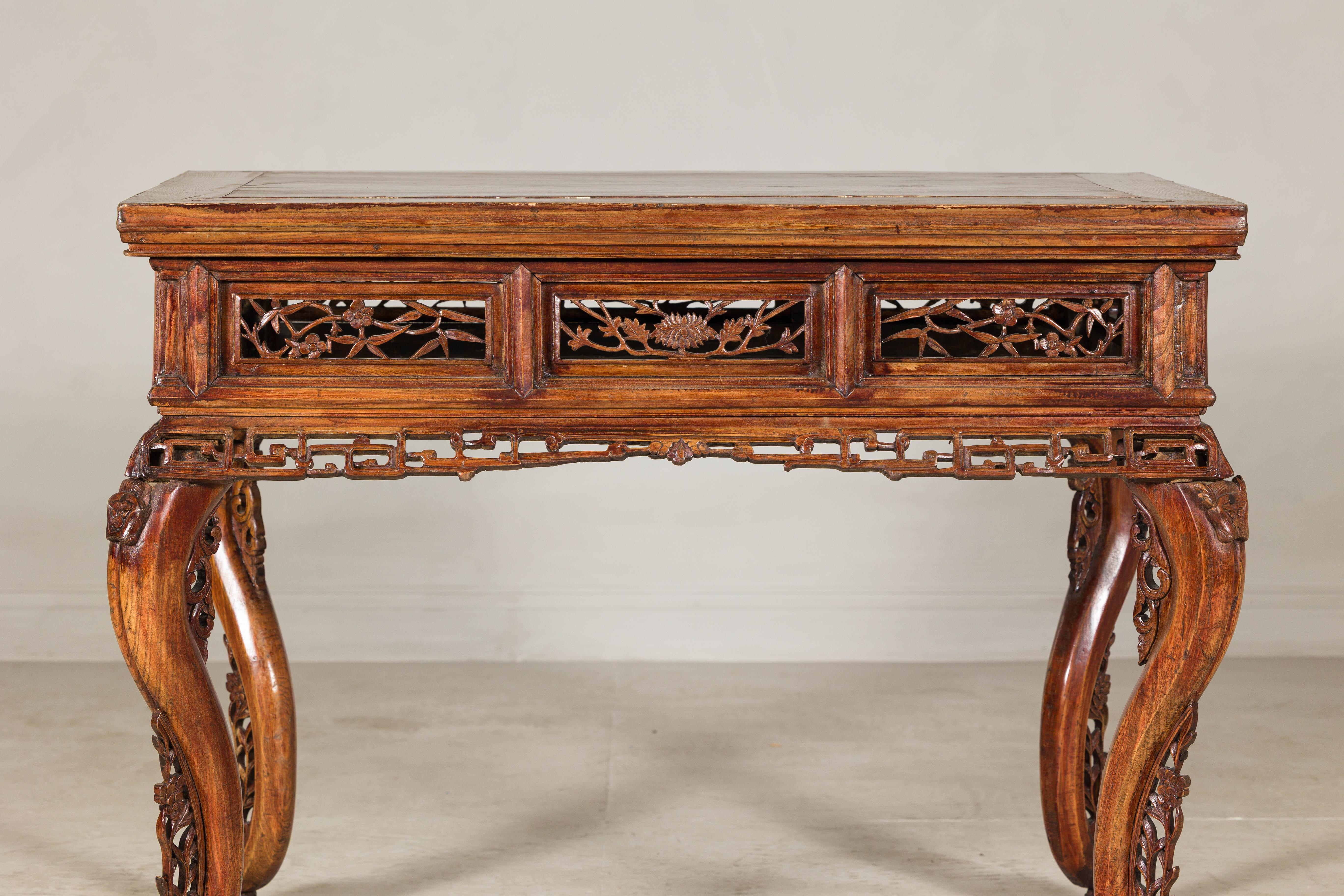 Mesa de salón de madera noble de finales de la dinastía Qing con tallas de dragón y pátina de laca Chino en venta