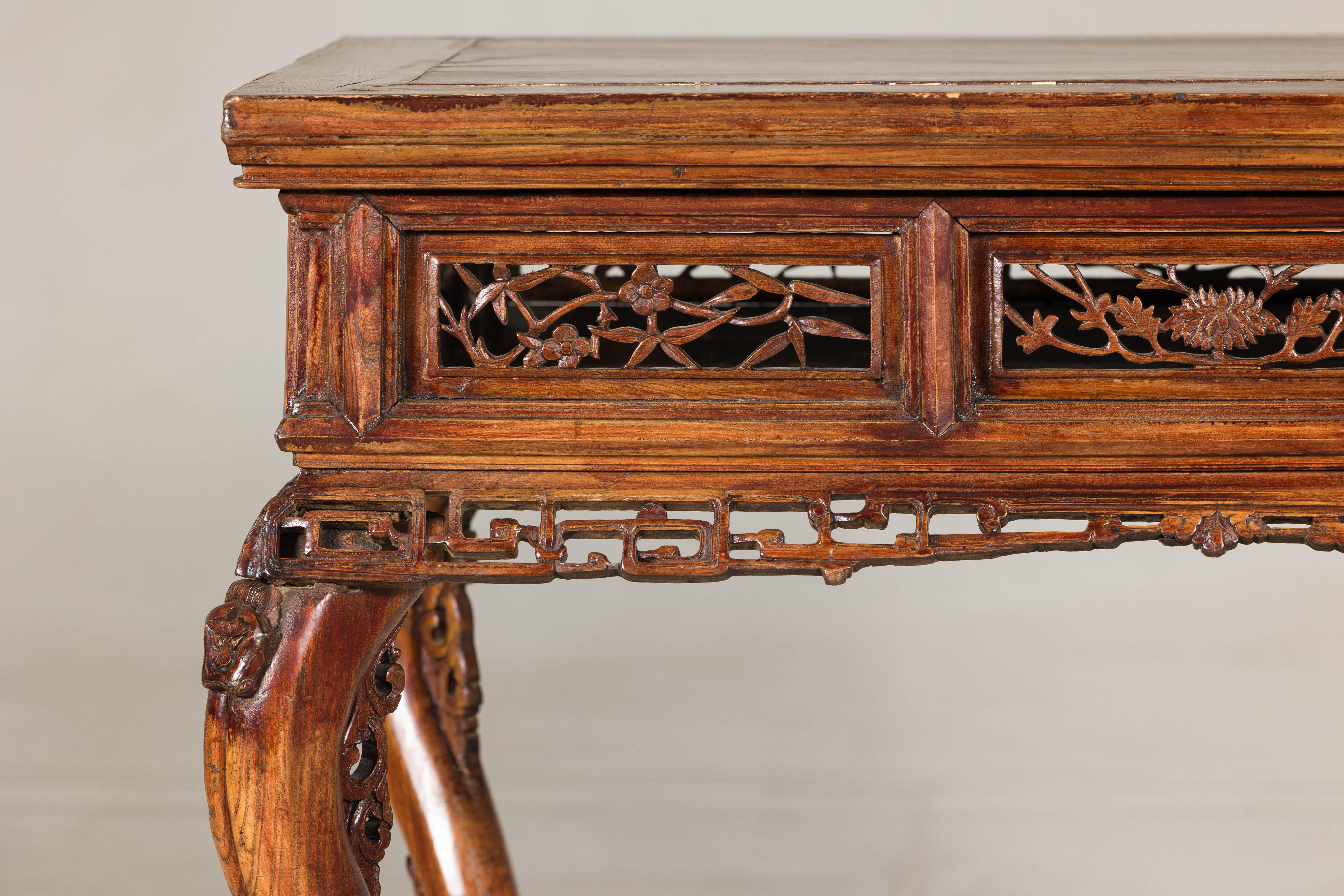 Mesa de salón de madera noble de finales de la dinastía Qing con tallas de dragón y pátina de laca Tallado a mano en venta