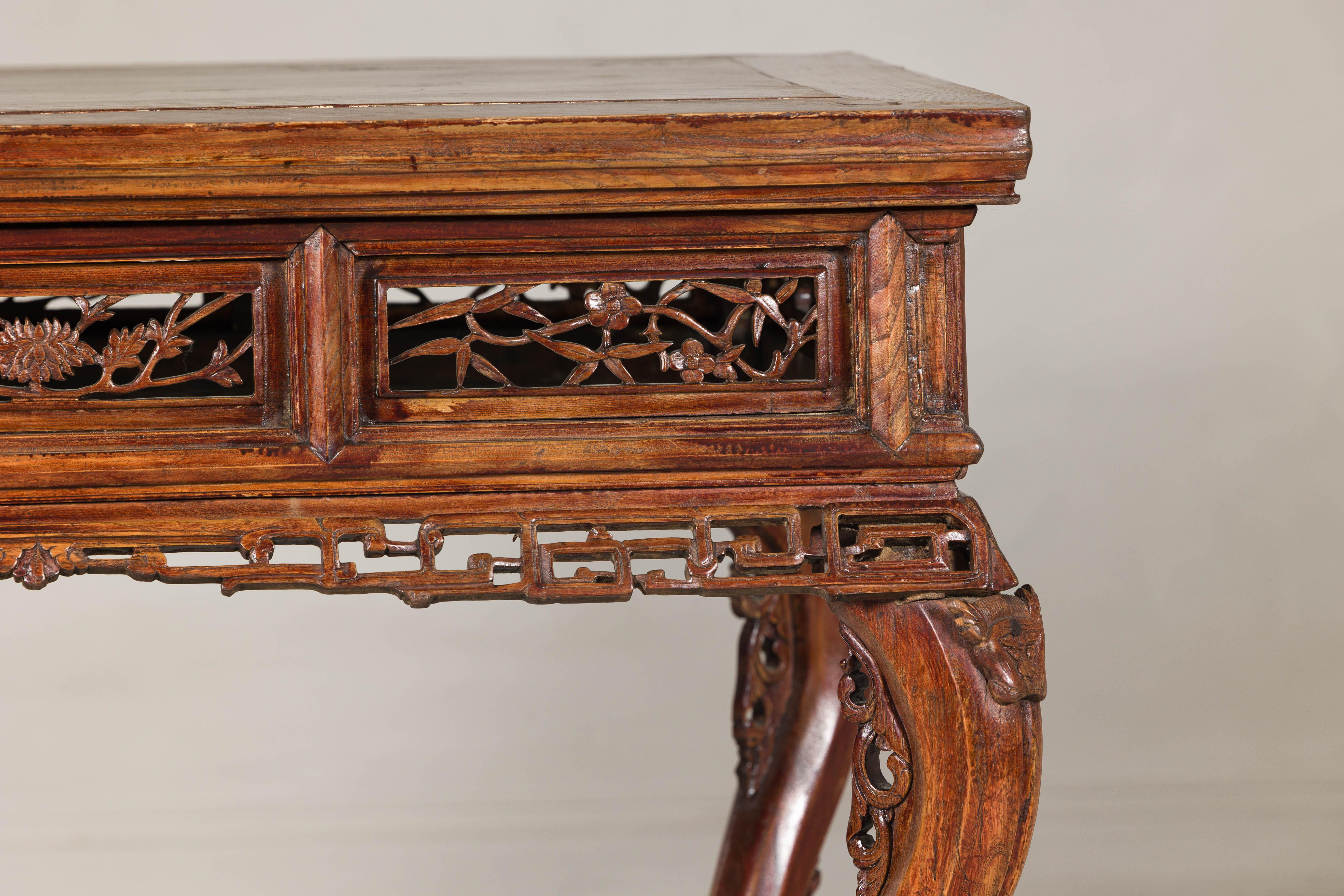 Mesa de salón de madera noble de finales de la dinastía Qing con tallas de dragón y pátina de laca en Bueno estado para la venta en Yonkers, NY