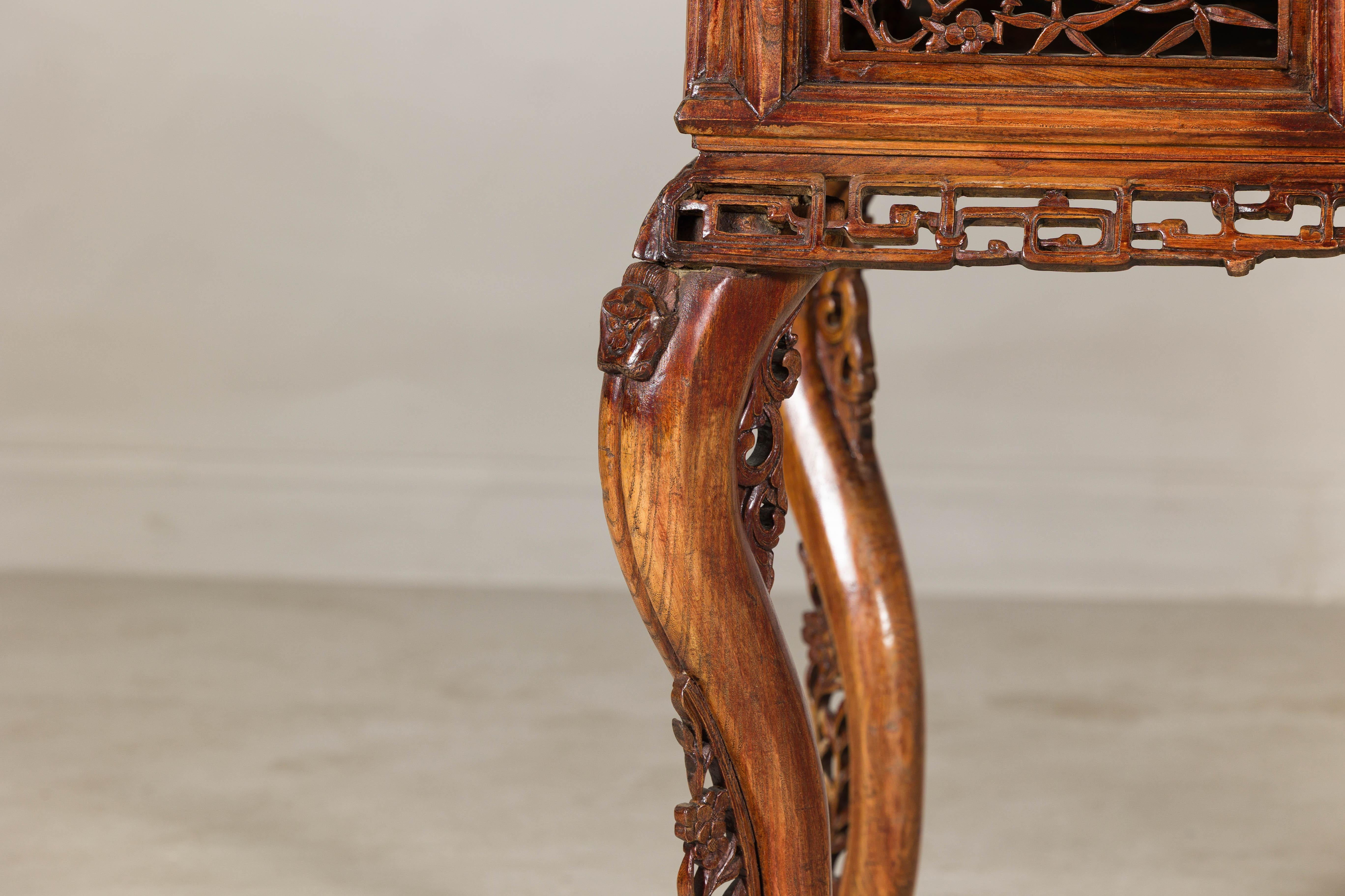 Mesa de salón de madera noble de finales de la dinastía Qing con tallas de dragón y pátina de laca siglo XX en venta