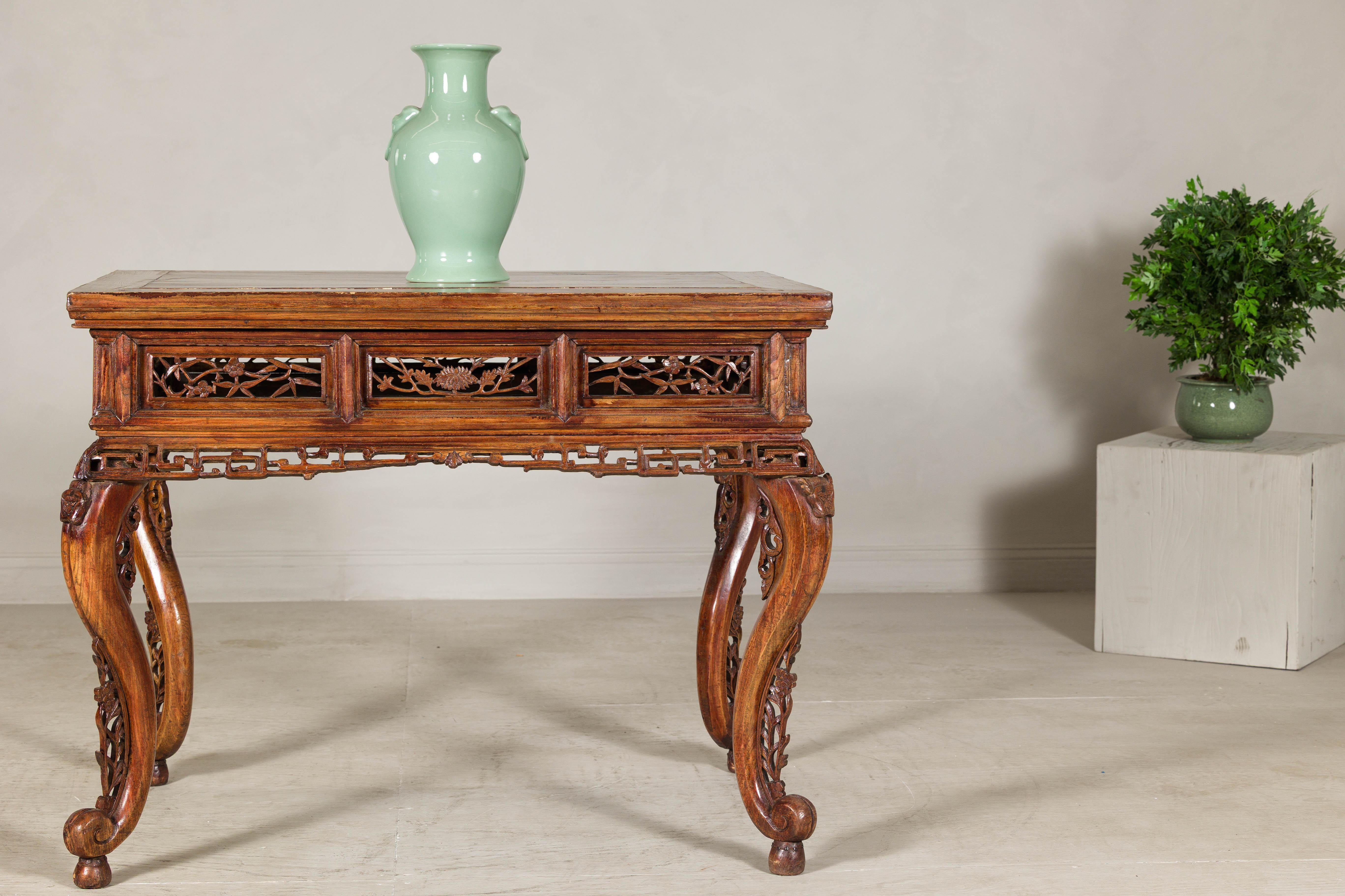 Mesa de salón de madera noble de finales de la dinastía Qing con tallas de dragón y pátina de laca en venta 1