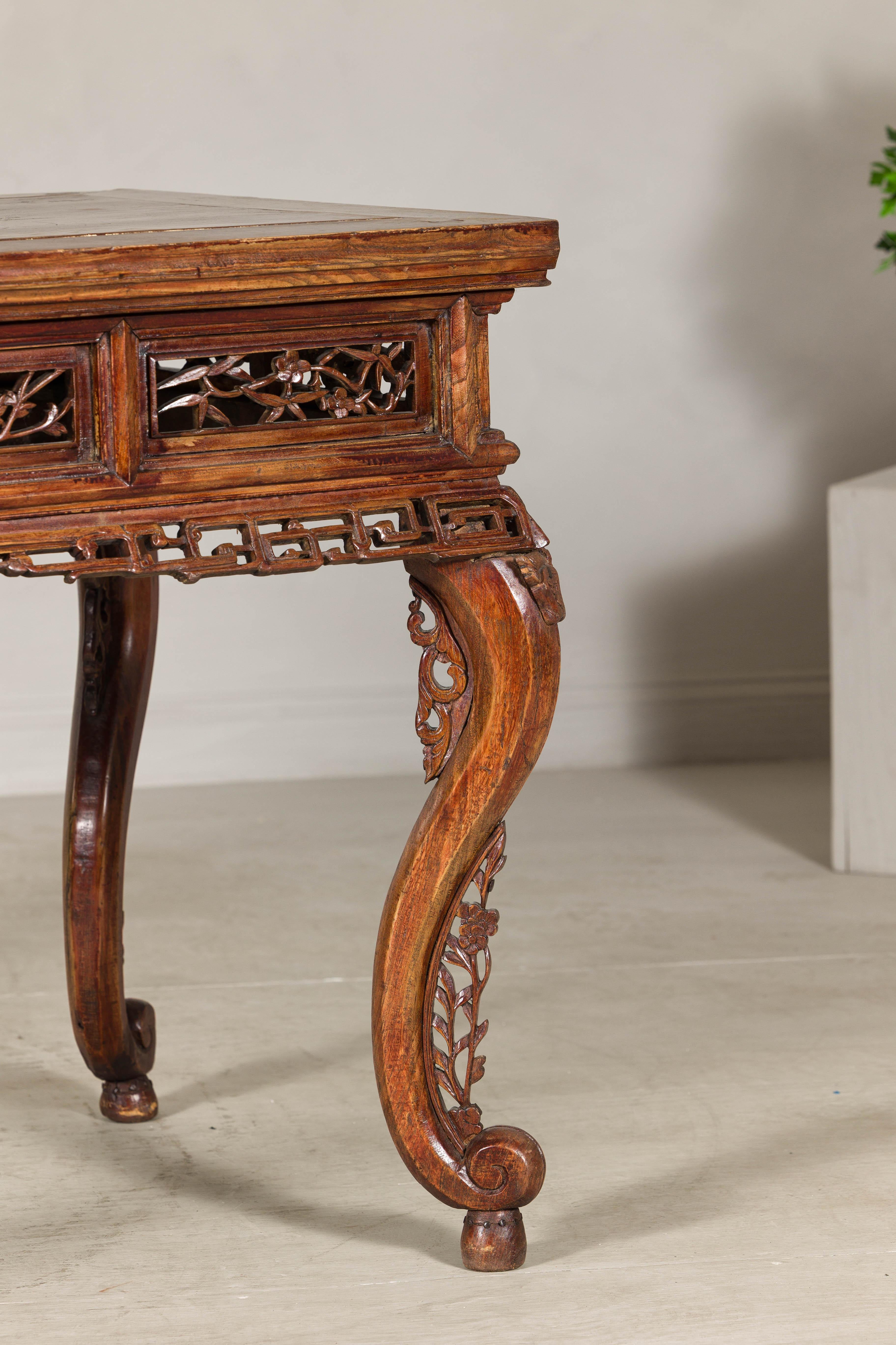 Mesa de salón de madera noble de finales de la dinastía Qing con tallas de dragón y pátina de laca en venta 2