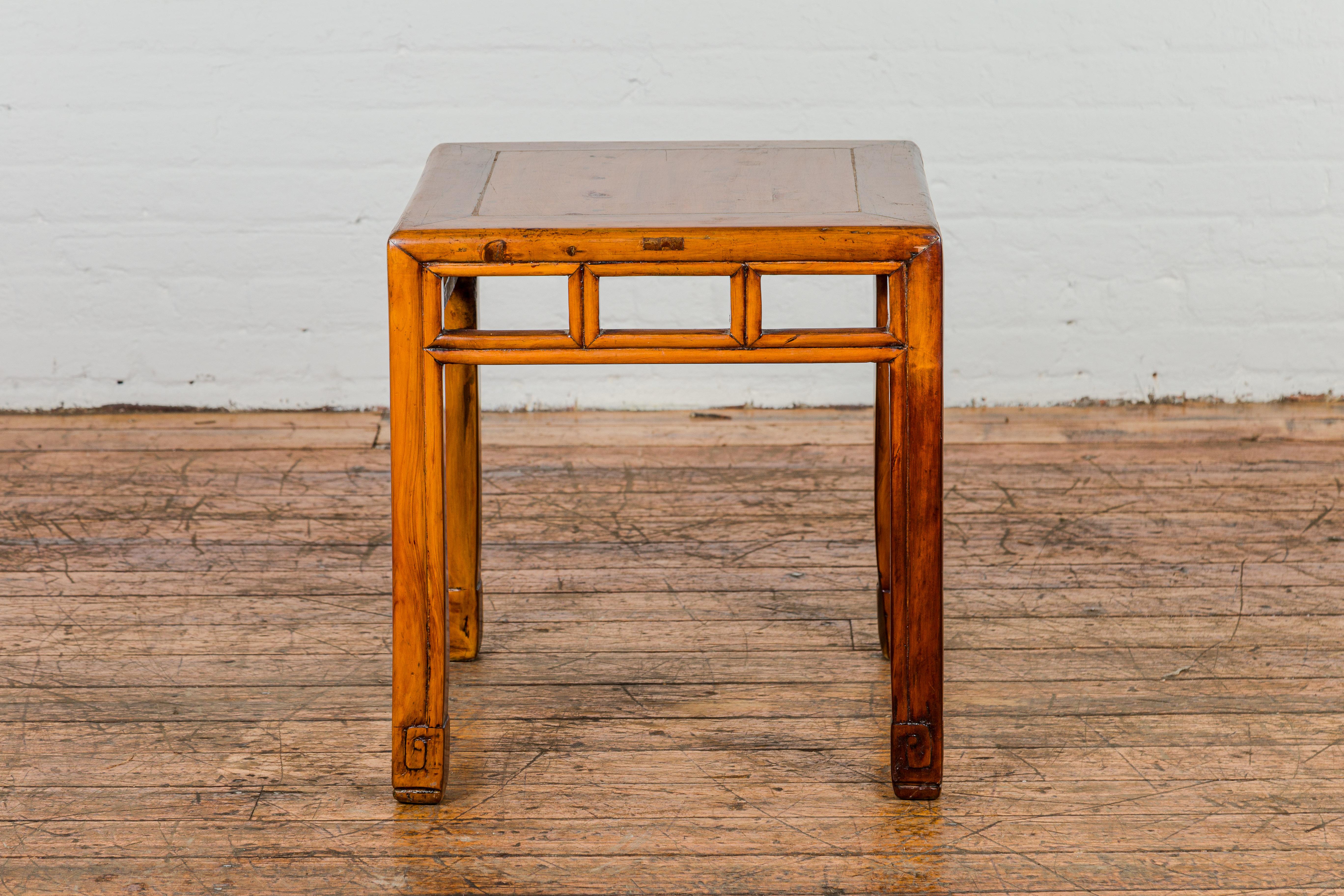 Late Qing Dynasty Period Side Table with Pillar Strut Motifs and Scroll Feet For Sale 8