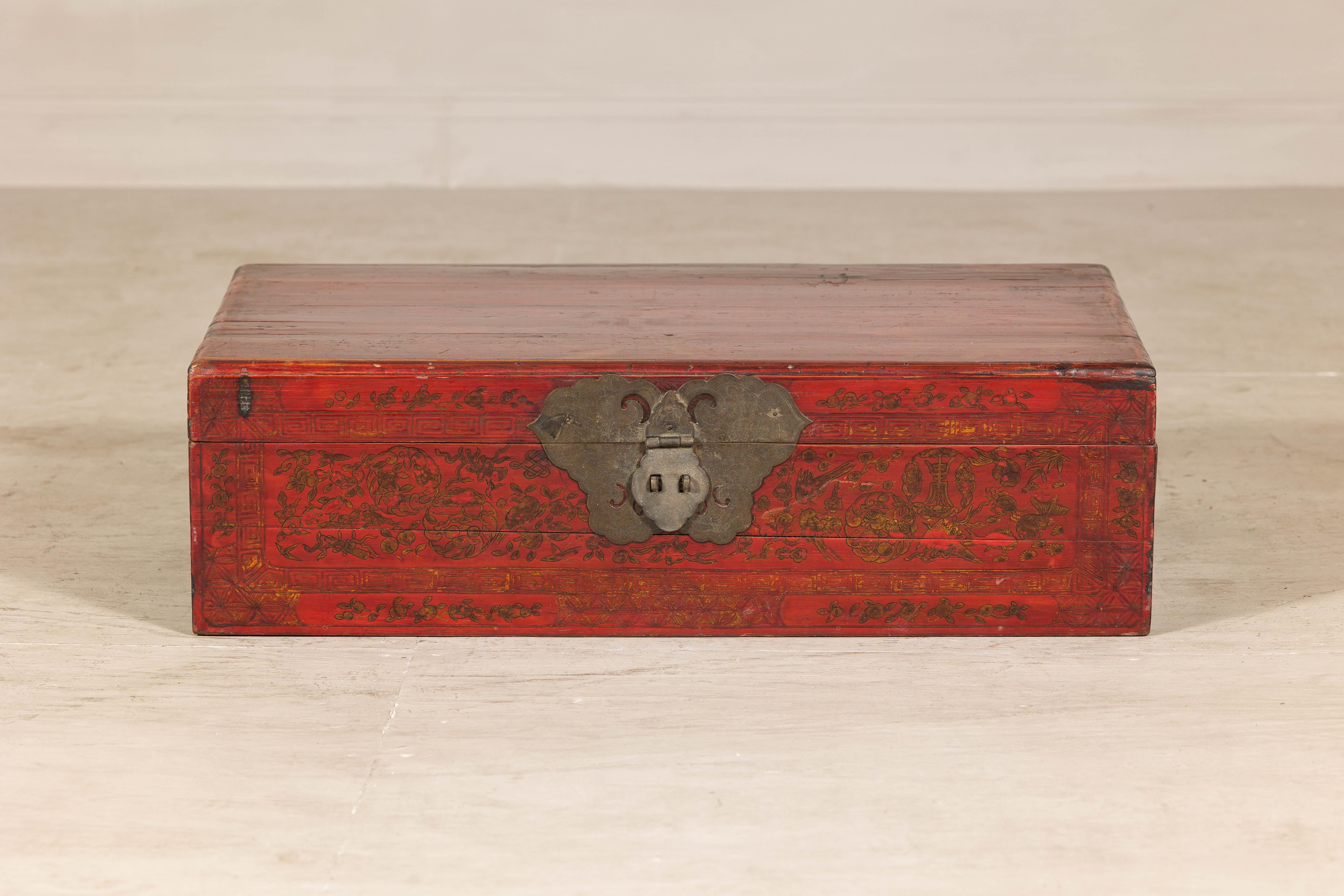 Caja de documentos de laca roja de finales de la dinastía Qing con motivos florales dorados en volutas en venta 3