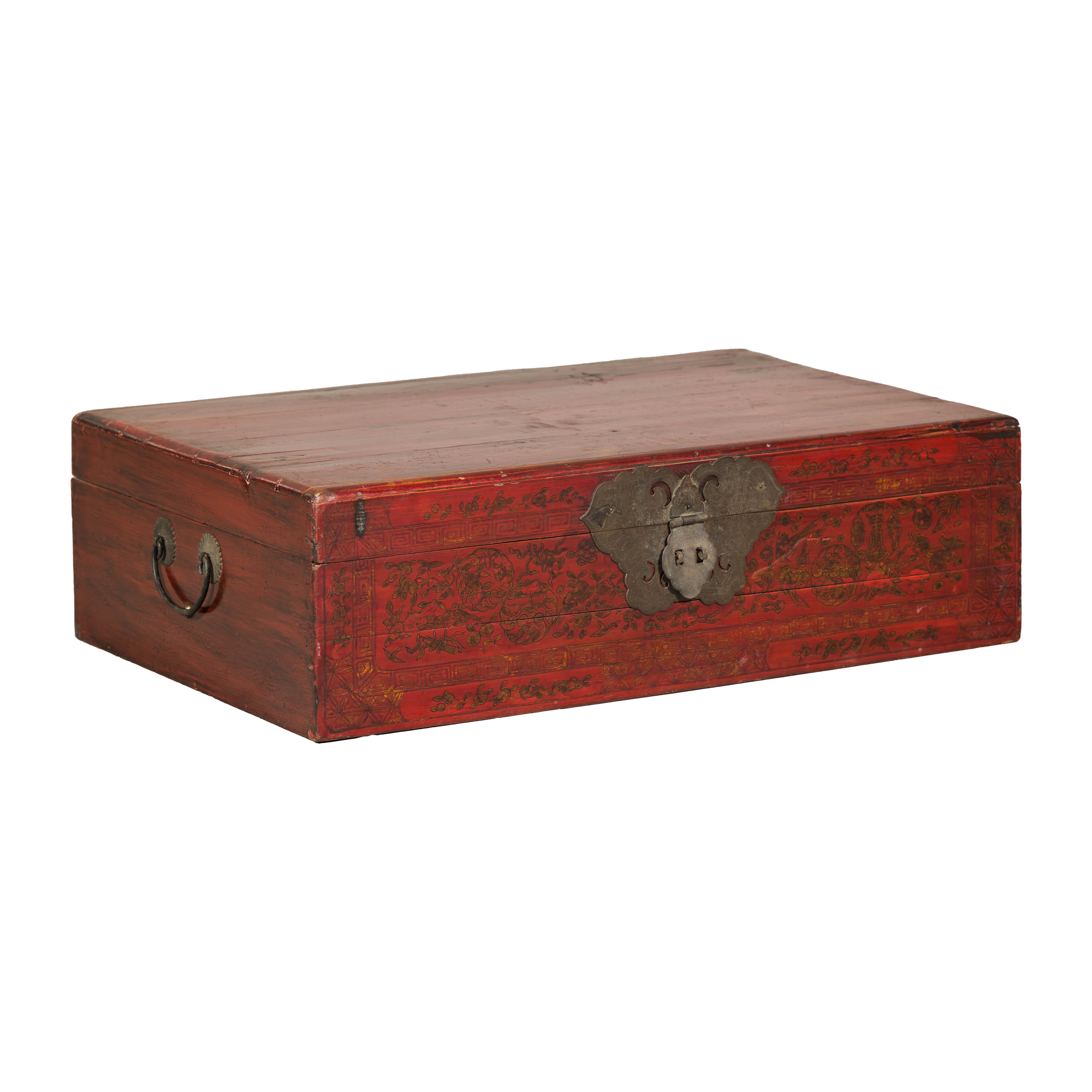 Caja de documentos de laca roja de finales de la dinastía Qing con motivos florales dorados en volutas en venta 4