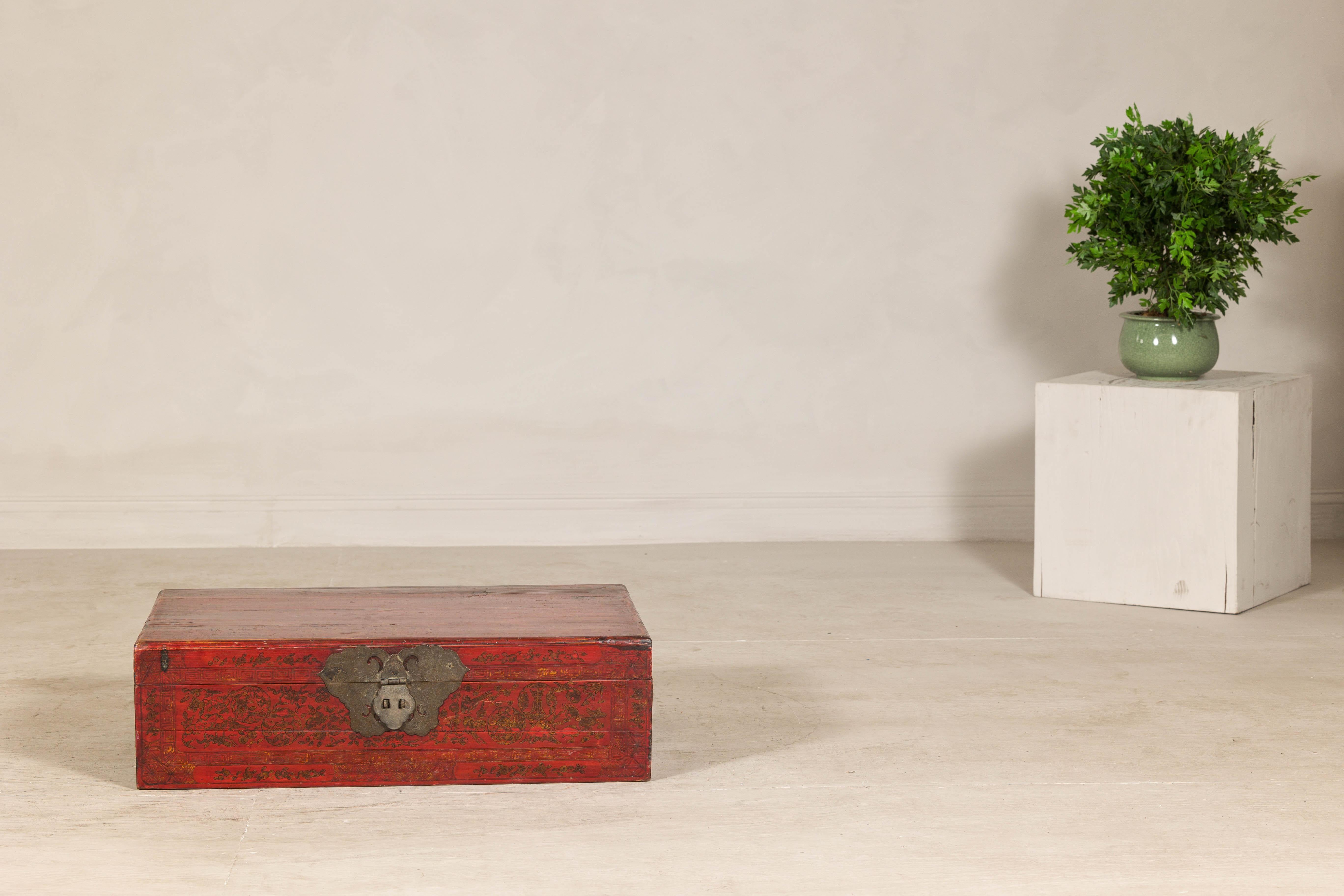 Esta antigua caja china de documentos lacada en rojo, de finales de la dinastía Qing (siglo XIX-principios del XX), rezuma elegancia y funcionalidad intemporales. Hecha de madera blanda, la caja está adornada con un acabado de laca roja, símbolo de