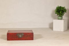 Boîte à documents en laque rouge de la fin de la dynastie Qing avec motifs floraux dorés en forme de volutes