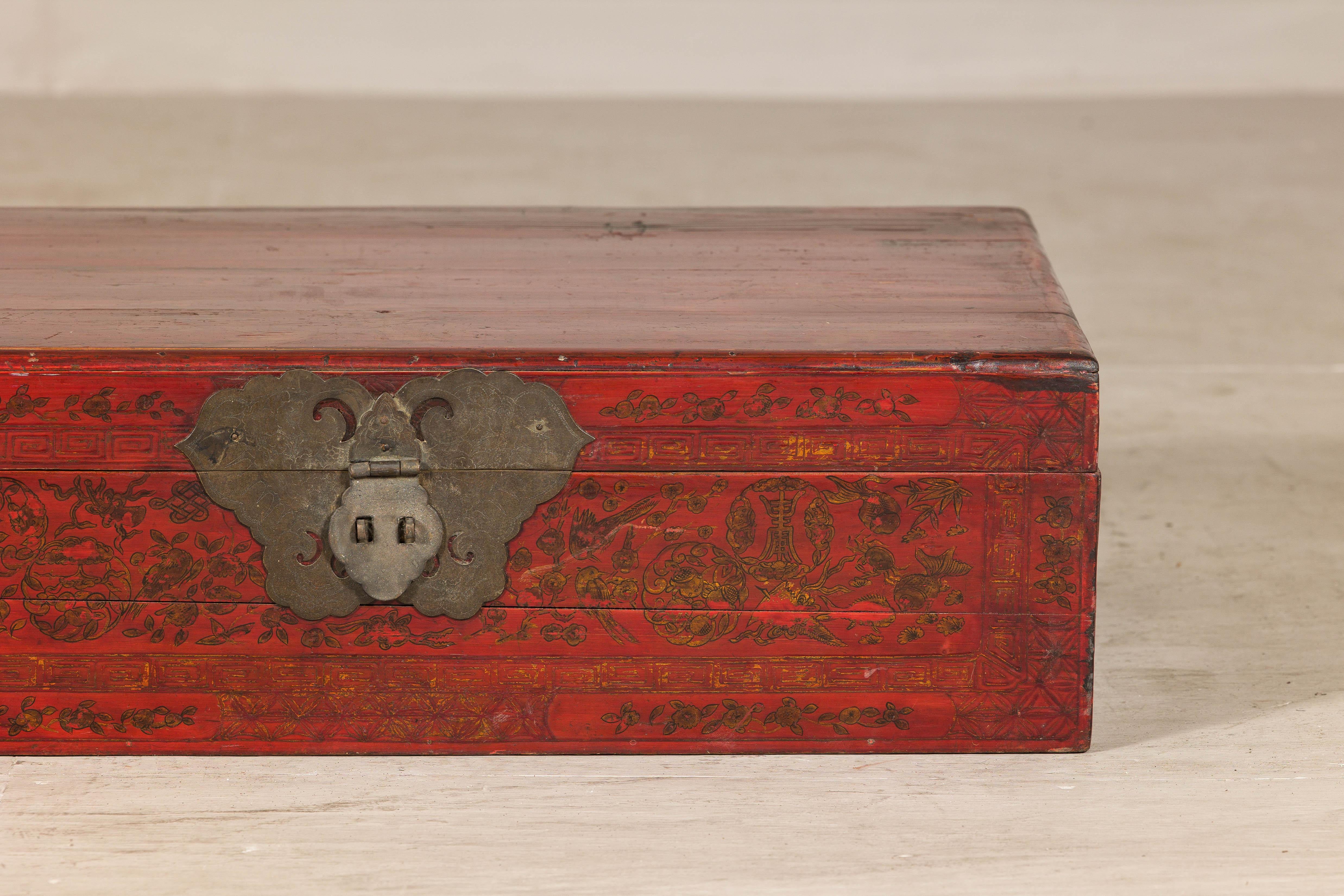 Caja de documentos de laca roja de finales de la dinastía Qing con motivos florales dorados en volutas Chino en venta
