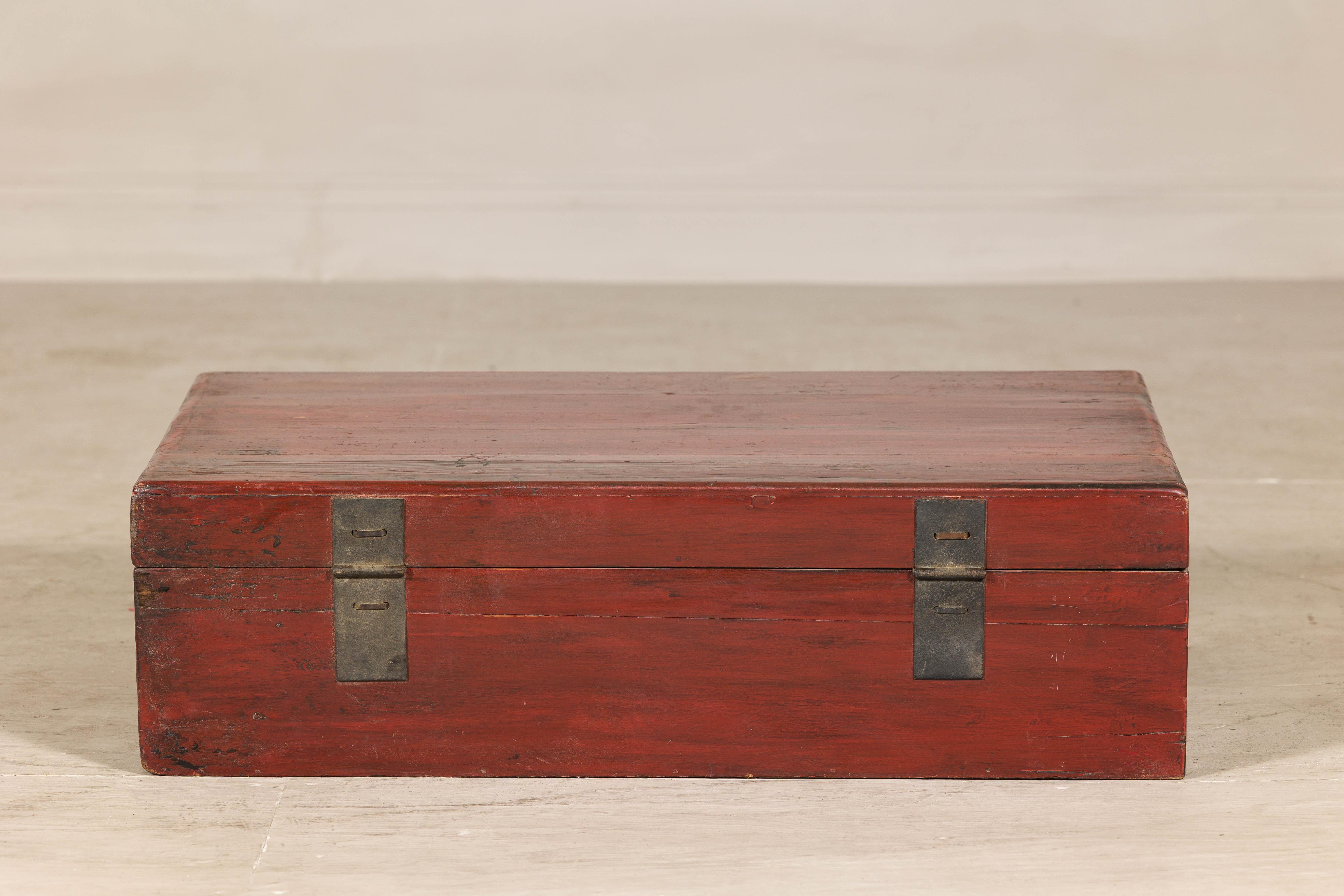 Caja de documentos de laca roja de finales de la dinastía Qing con motivos florales dorados en volutas Lacado en venta