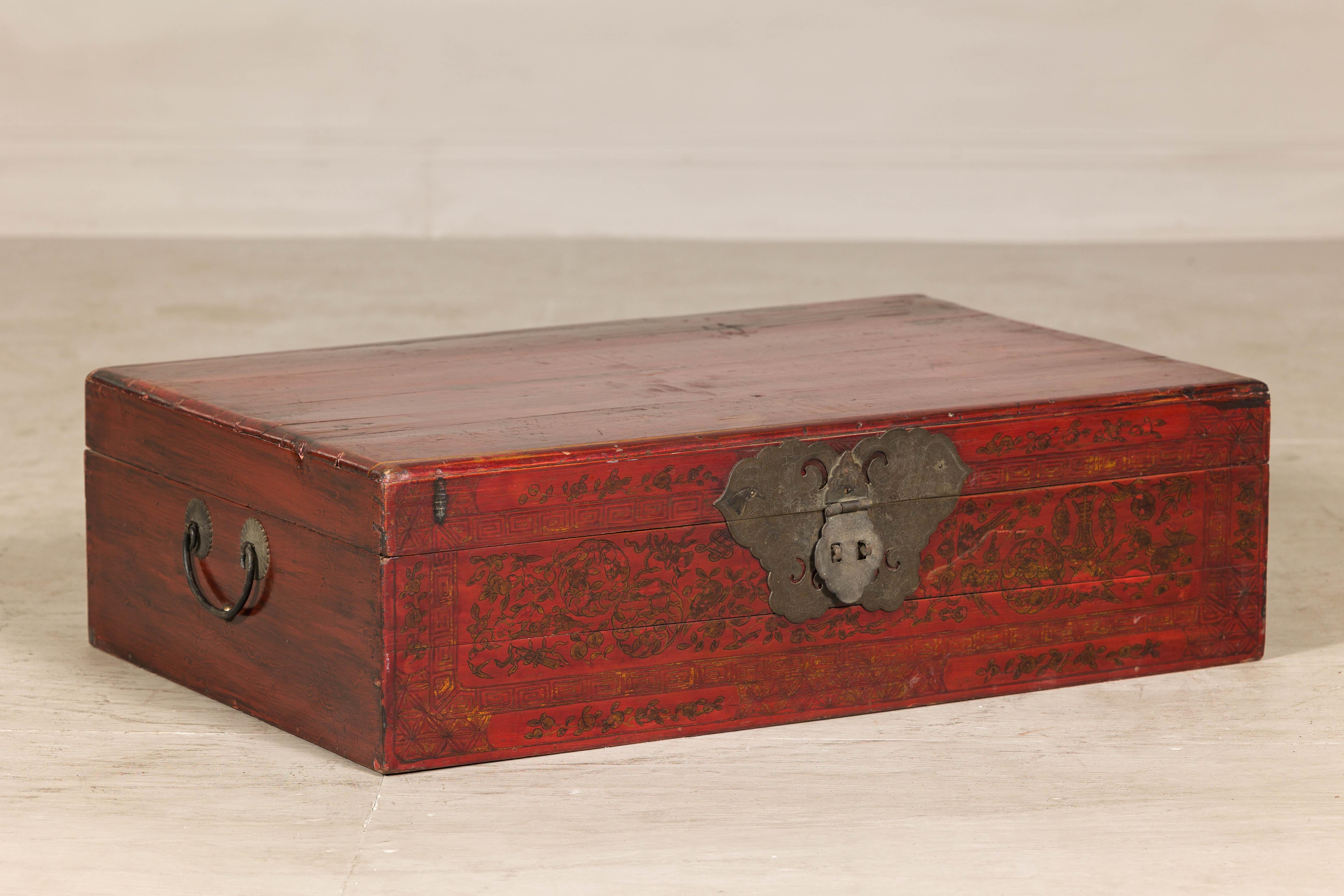Caja de documentos de laca roja de finales de la dinastía Qing con motivos florales dorados en volutas en Bueno estado para la venta en Yonkers, NY
