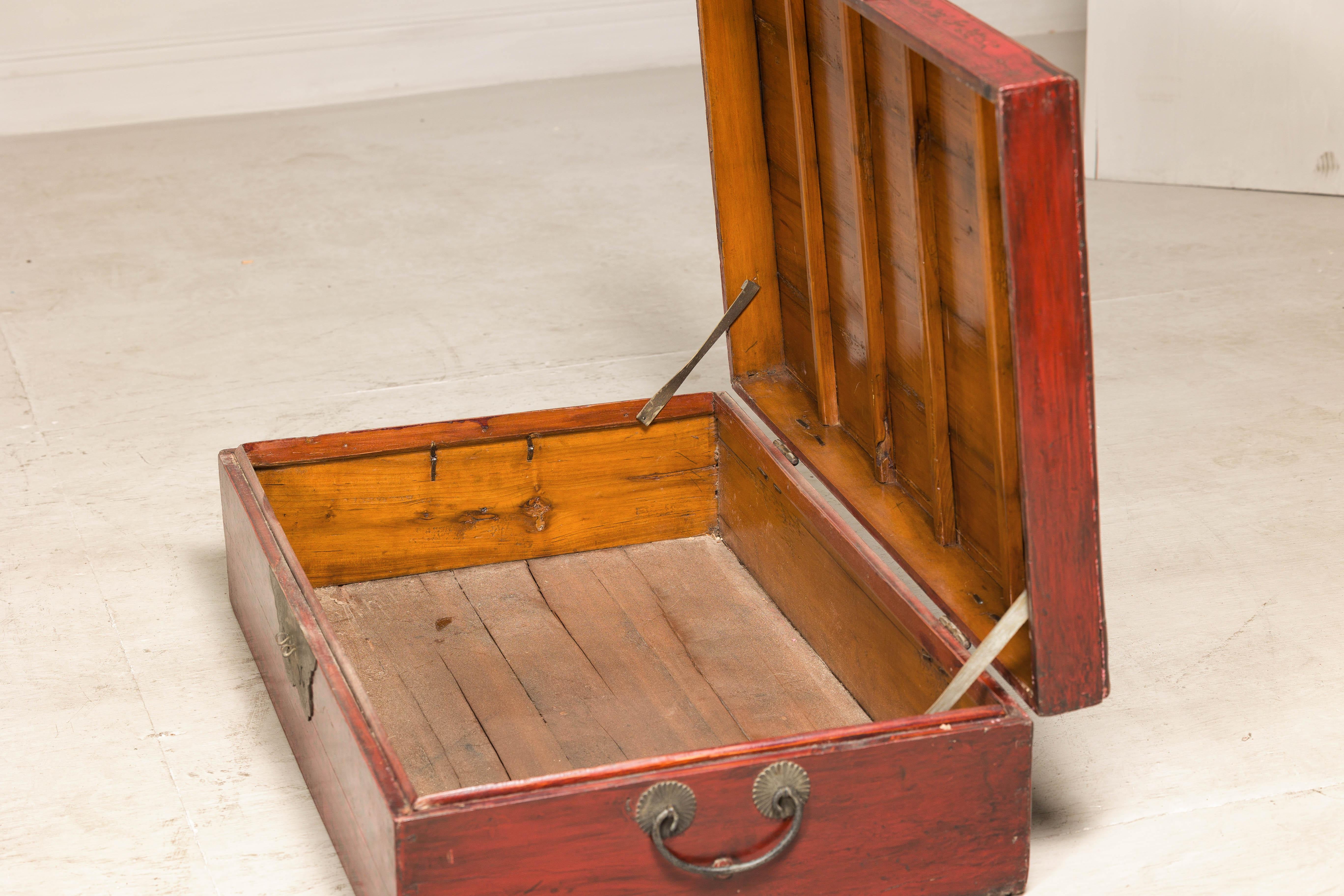 Caja de documentos de laca roja de finales de la dinastía Qing con motivos florales dorados en volutas siglo XX en venta