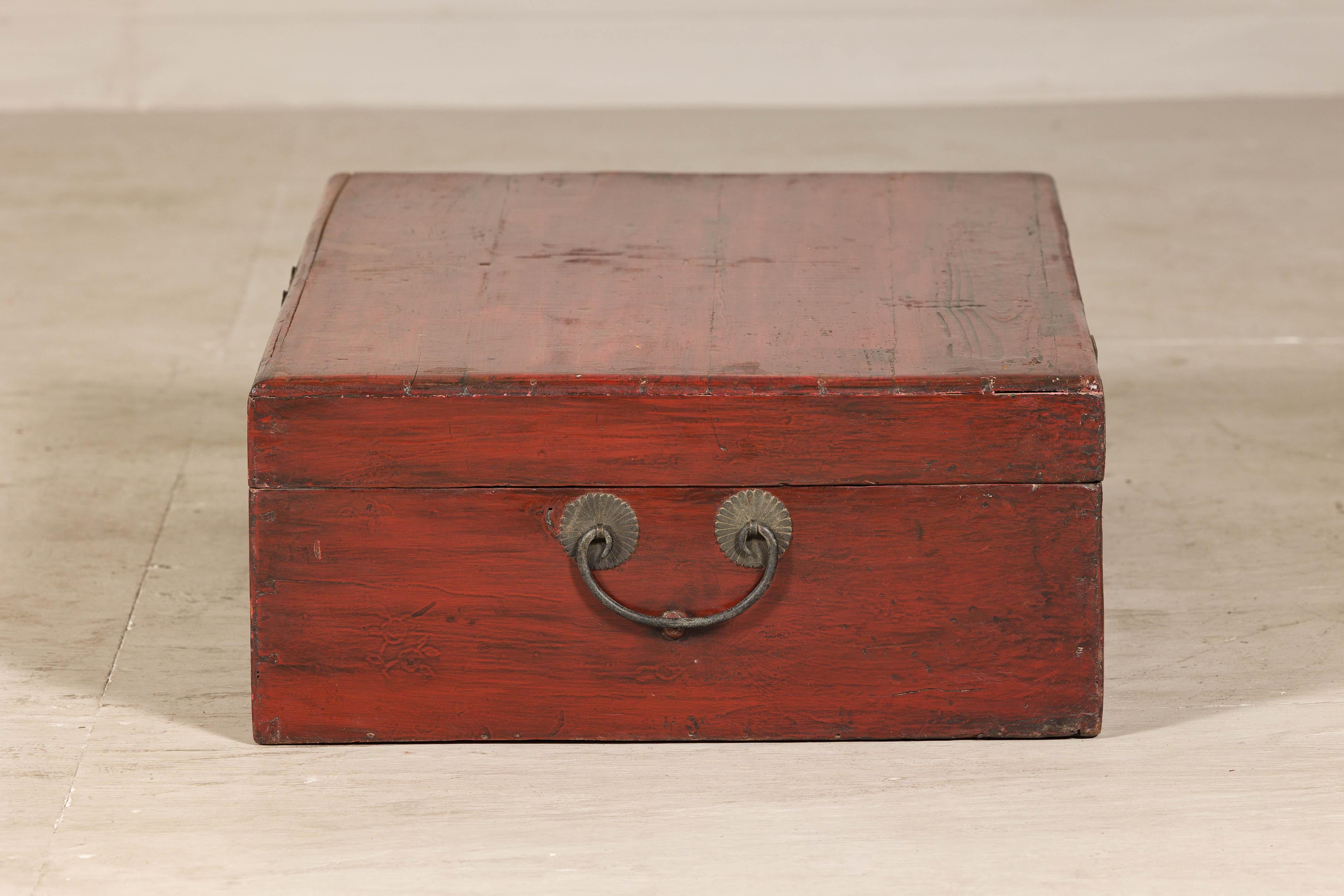 Caja de documentos de laca roja de finales de la dinastía Qing con motivos florales dorados en volutas Madera blanda en venta