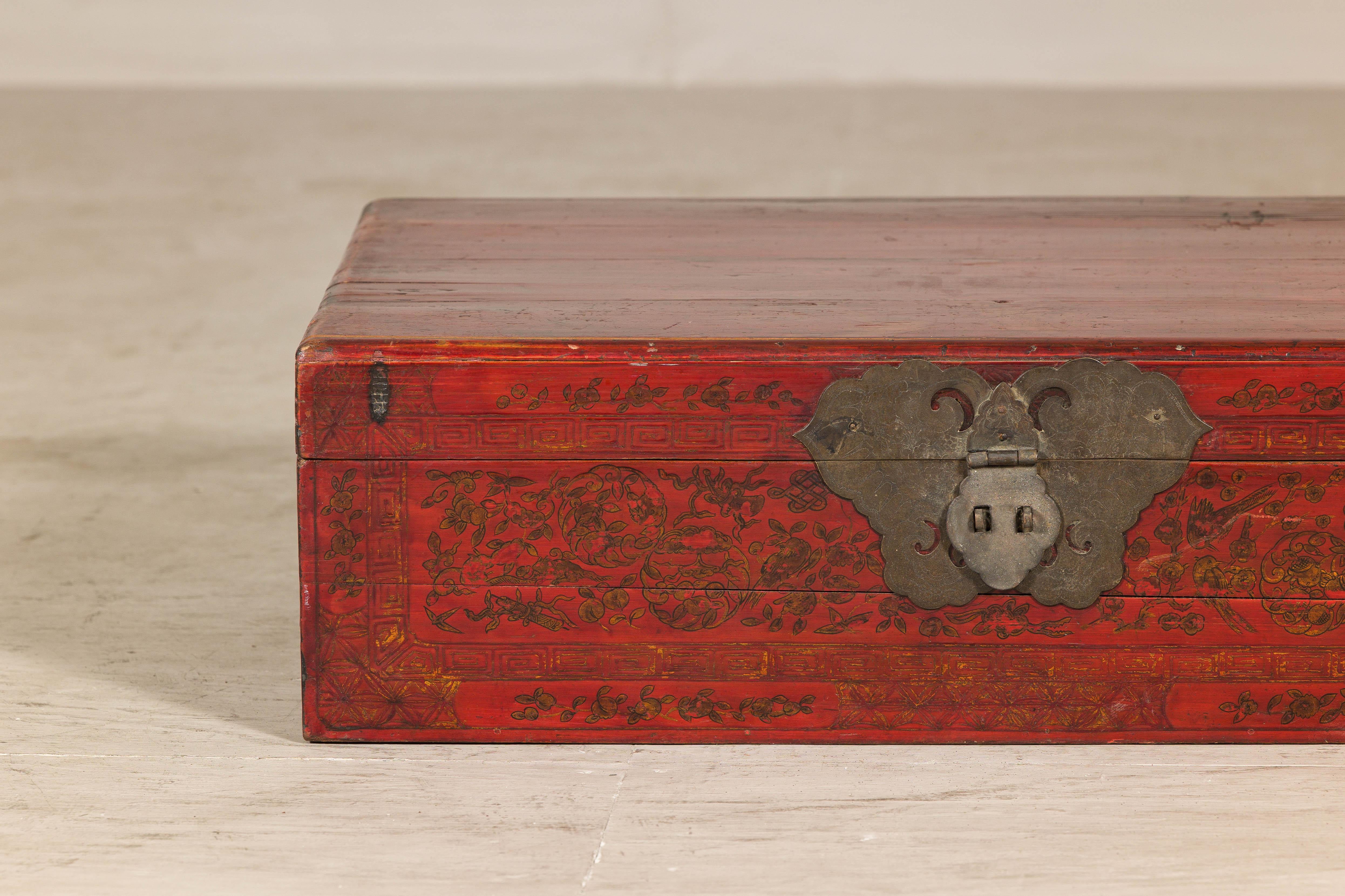 Caja de documentos de laca roja de finales de la dinastía Qing con motivos florales dorados en volutas en venta 1