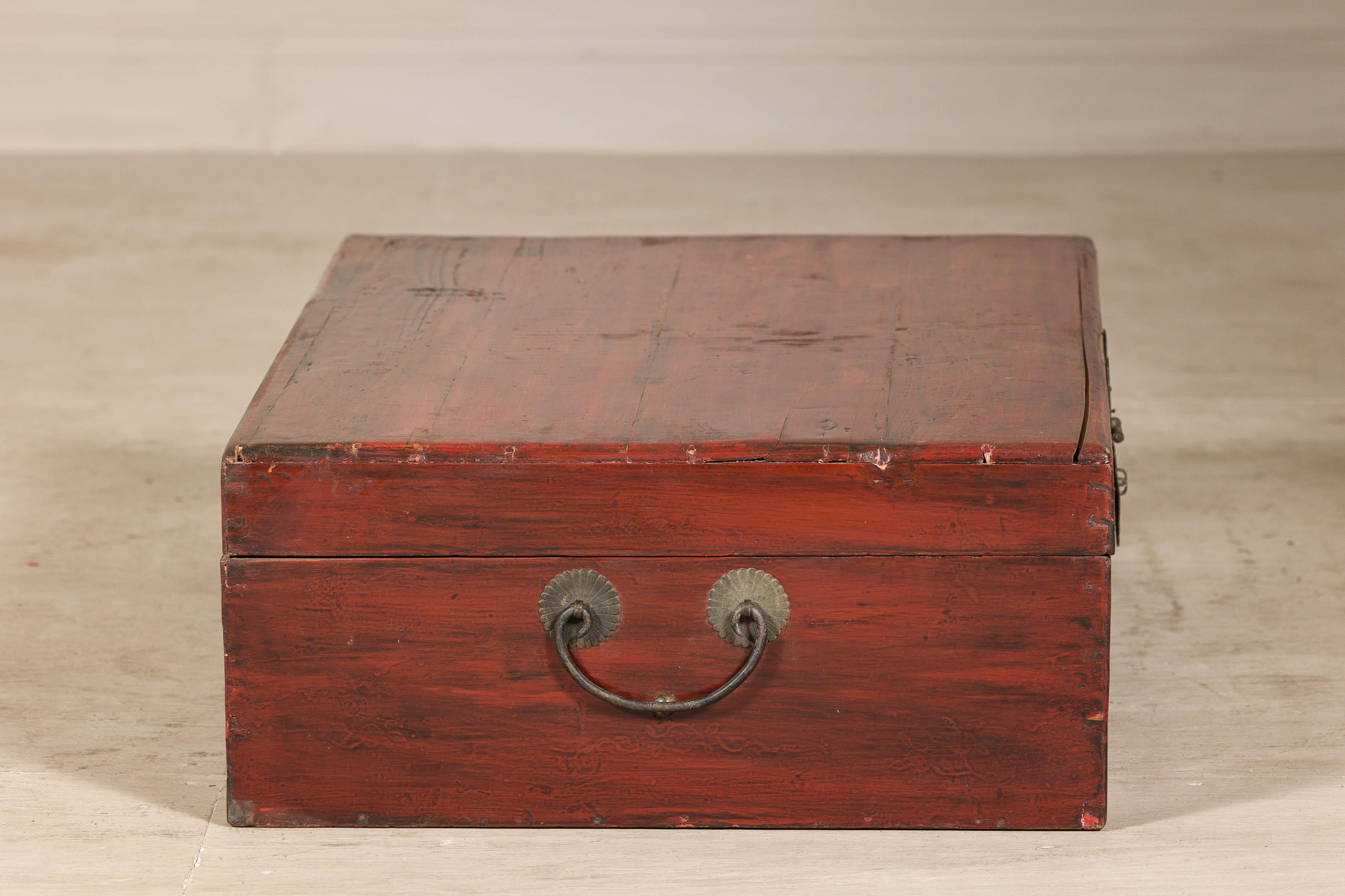 Caja de documentos de laca roja de finales de la dinastía Qing con motivos florales dorados en volutas en venta 2