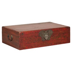Caja de documentos de laca roja de finales de la dinastía Qing con motivos florales dorados en volutas