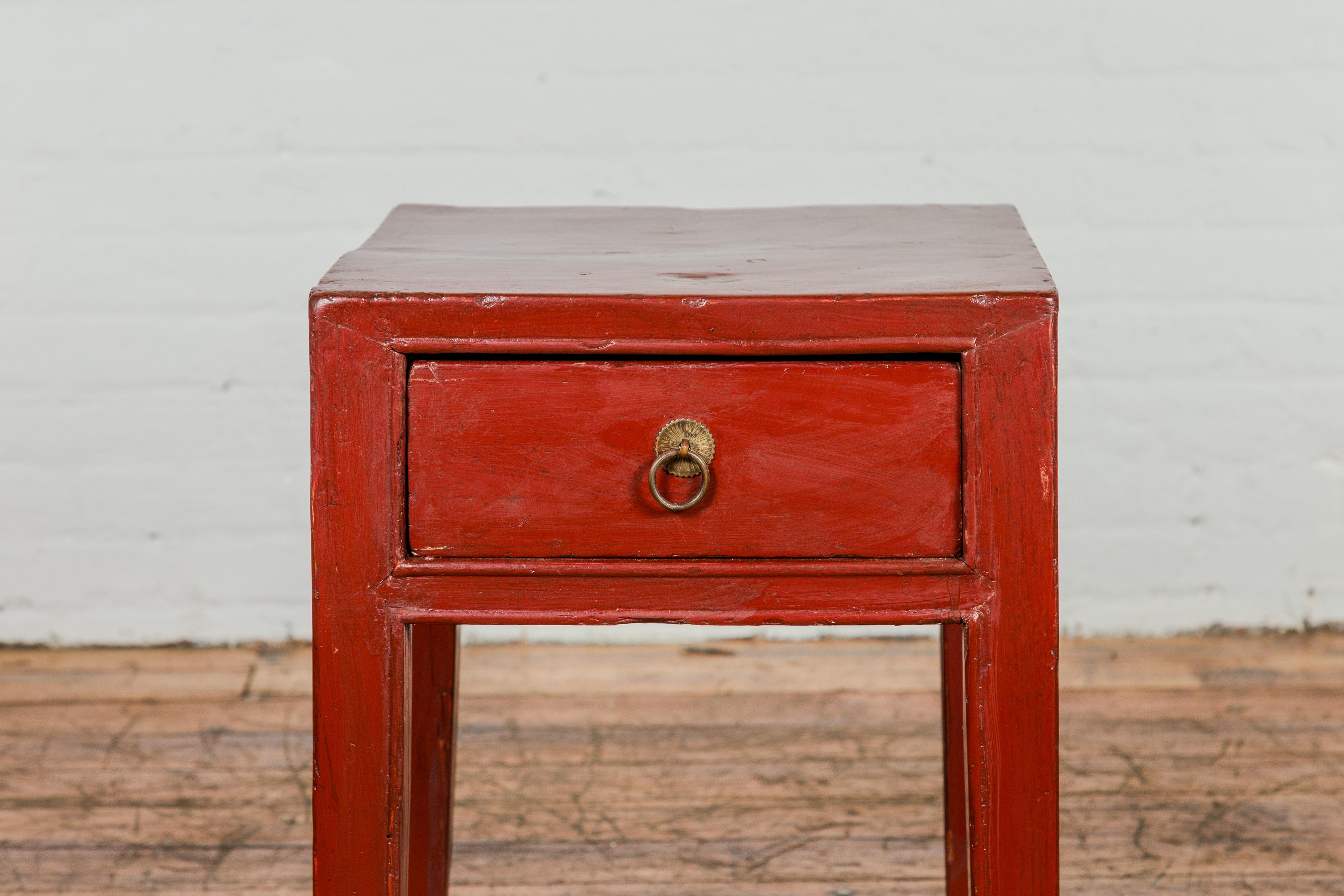 Sculpté Table d'appoint en laque rouge de la fin de la dynastie Qing avec un seul tiroir et des pieds en sabot de cheval en vente