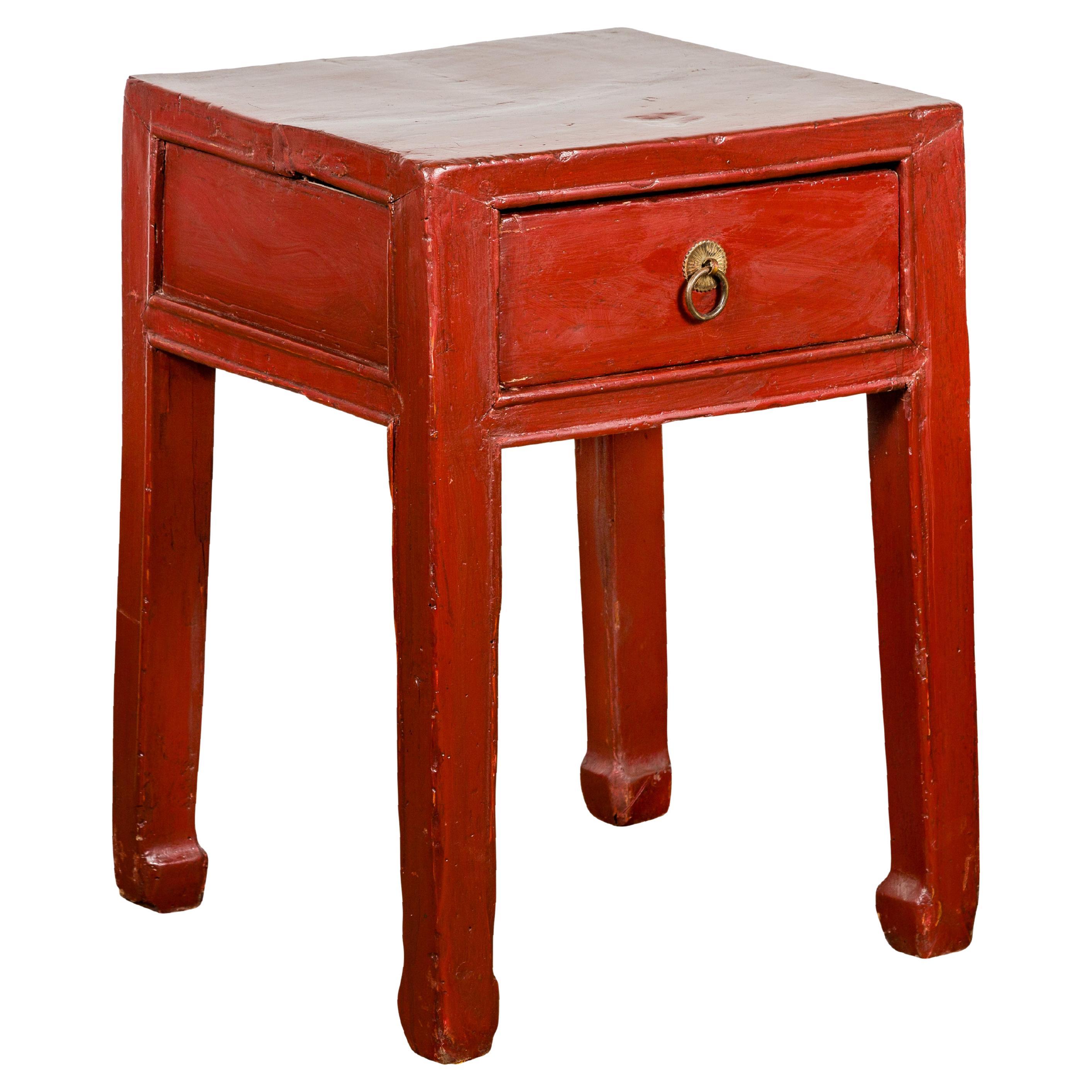 Table d'appoint en laque rouge de la fin de la dynastie Qing avec un seul tiroir et des pieds en sabot de cheval en vente