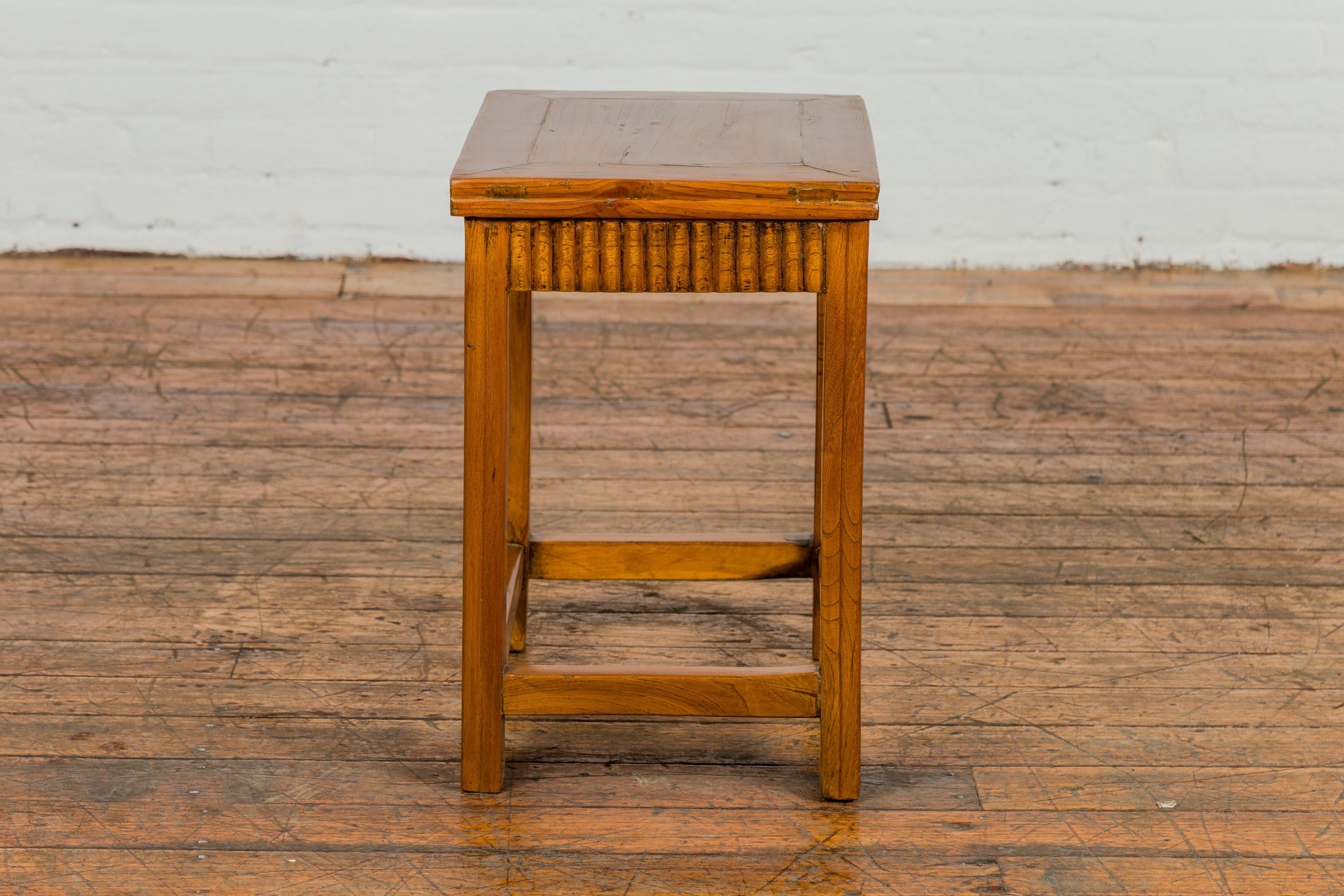 Table d'appoint de la fin de la dynastie Qing avec tablier en roseau sculpté et brancards latéraux en vente 7