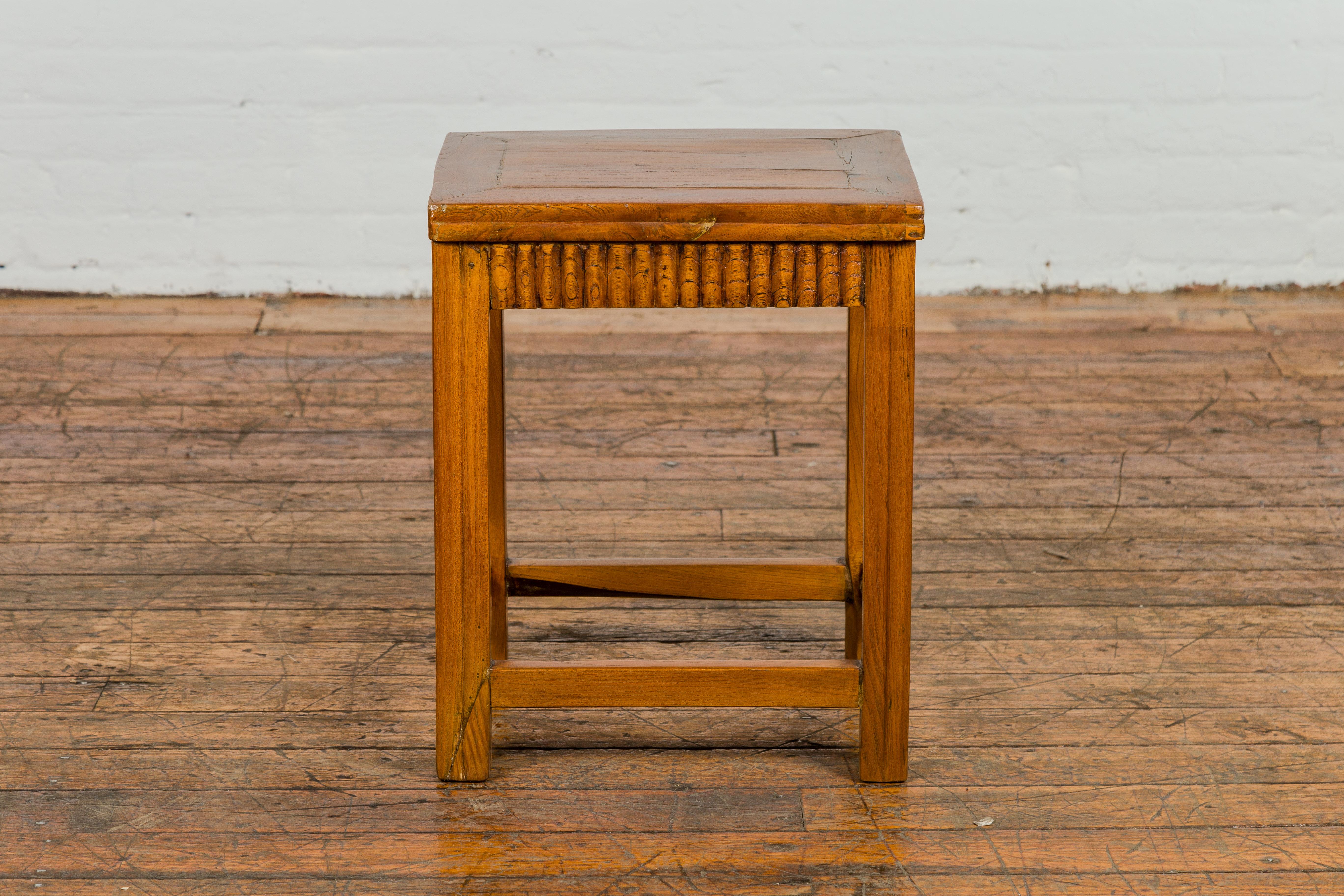 Sculpté Table d'appoint de la fin de la dynastie Qing avec tablier en roseau sculpté et brancards latéraux en vente