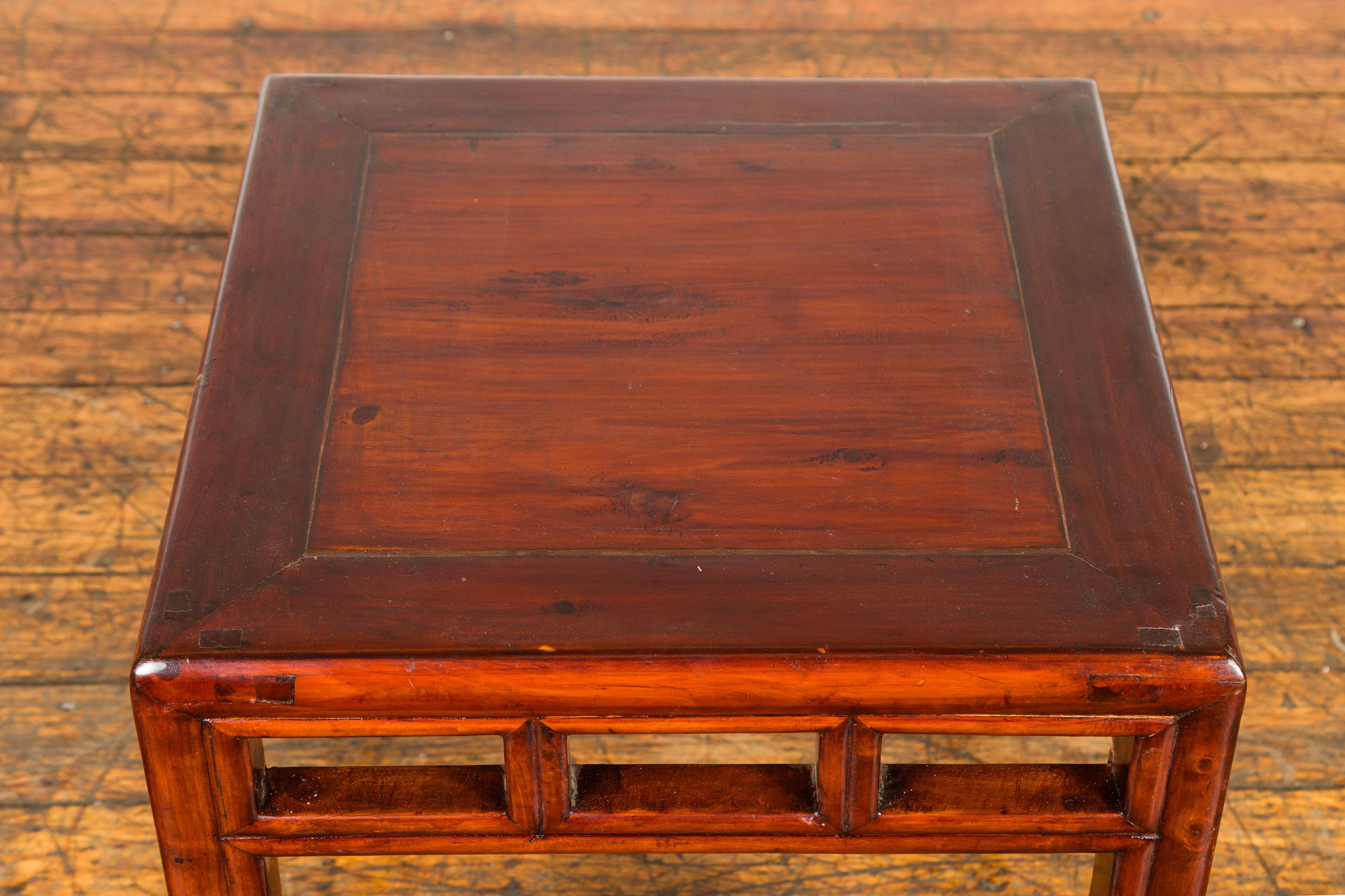 Late Qing Dynasty Small Side Table with Pillar Strut Motifs and Scrolling Feet For Sale 4