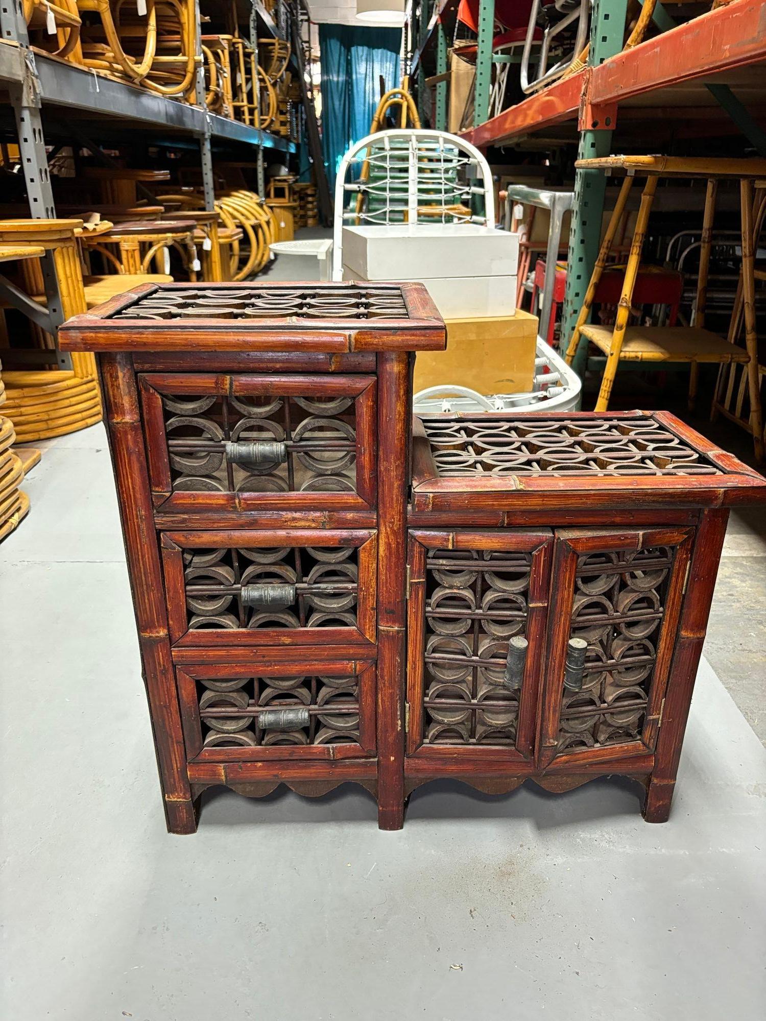 Armadietto Chippendale con 3 cassetti e piano in bambù spaccato e a reticolo della tarda dinastia Qing in vendita 3