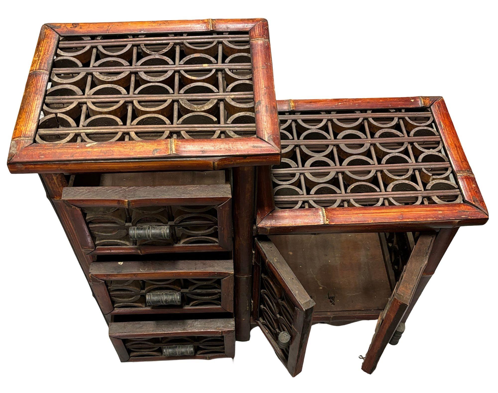 Chippendale cinese Armadietto Chippendale con 3 cassetti e piano in bambù spaccato e a reticolo della tarda dinastia Qing in vendita
