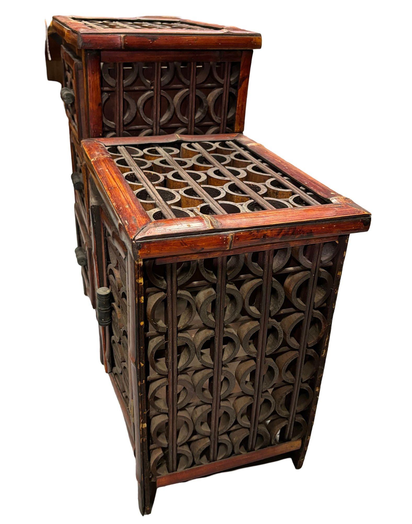 Cinese Armadietto Chippendale con 3 cassetti e piano in bambù spaccato e a reticolo della tarda dinastia Qing in vendita