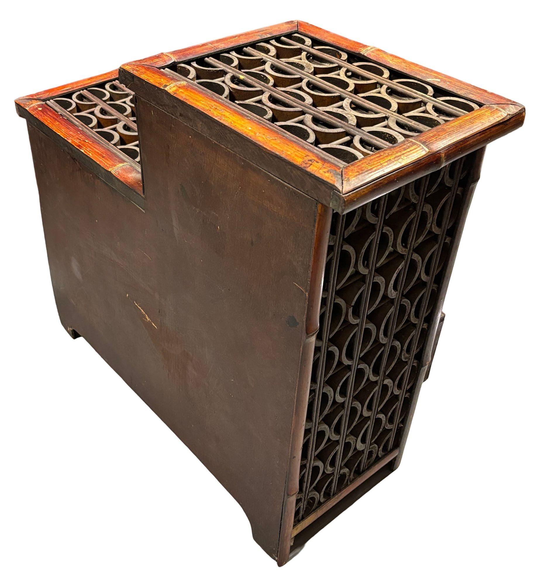 Inizio XX secolo Armadietto Chippendale con 3 cassetti e piano in bambù spaccato e a reticolo della tarda dinastia Qing in vendita