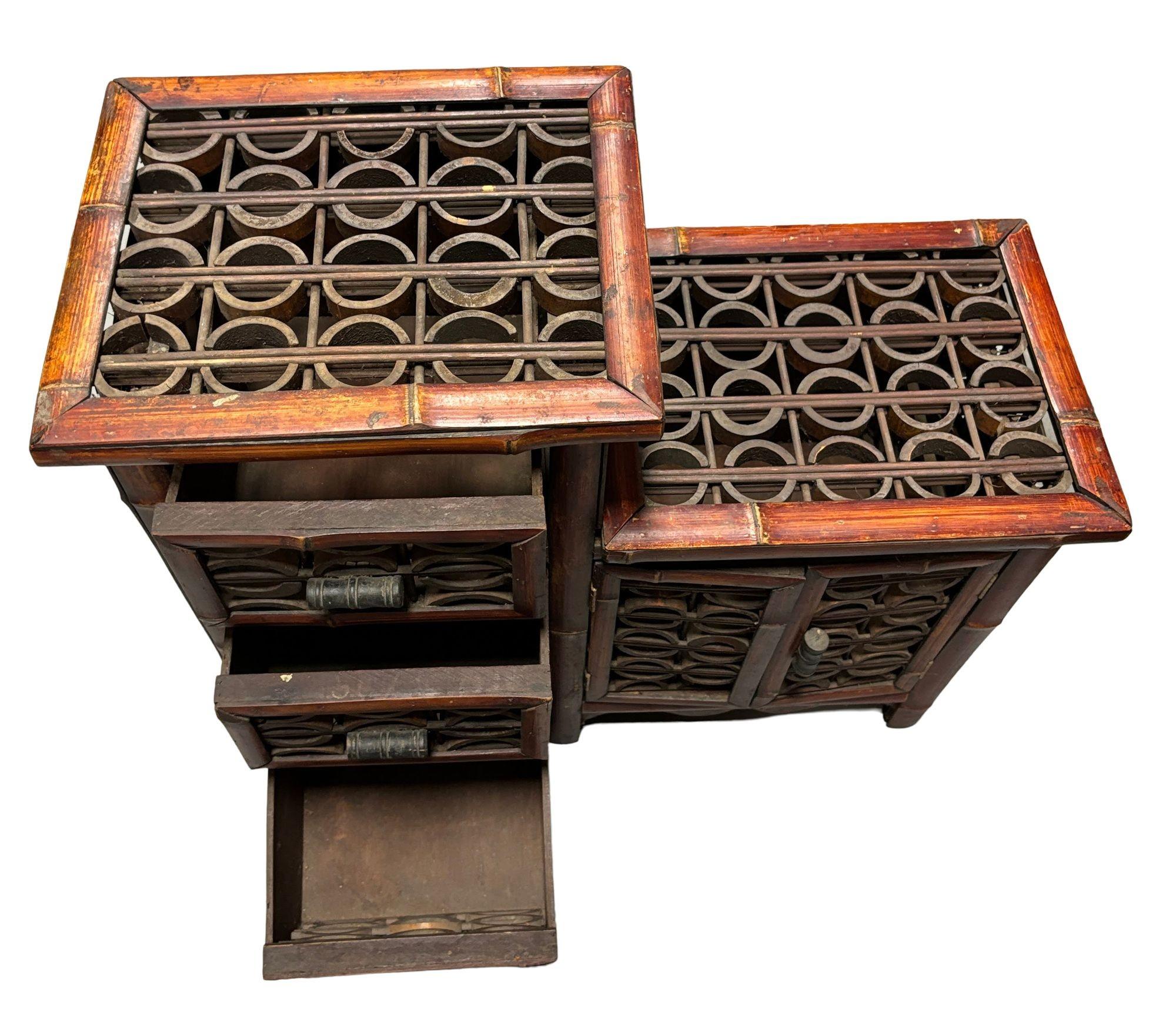 Armadietto Chippendale con 3 cassetti e piano in bambù spaccato e a reticolo della tarda dinastia Qing in vendita 1