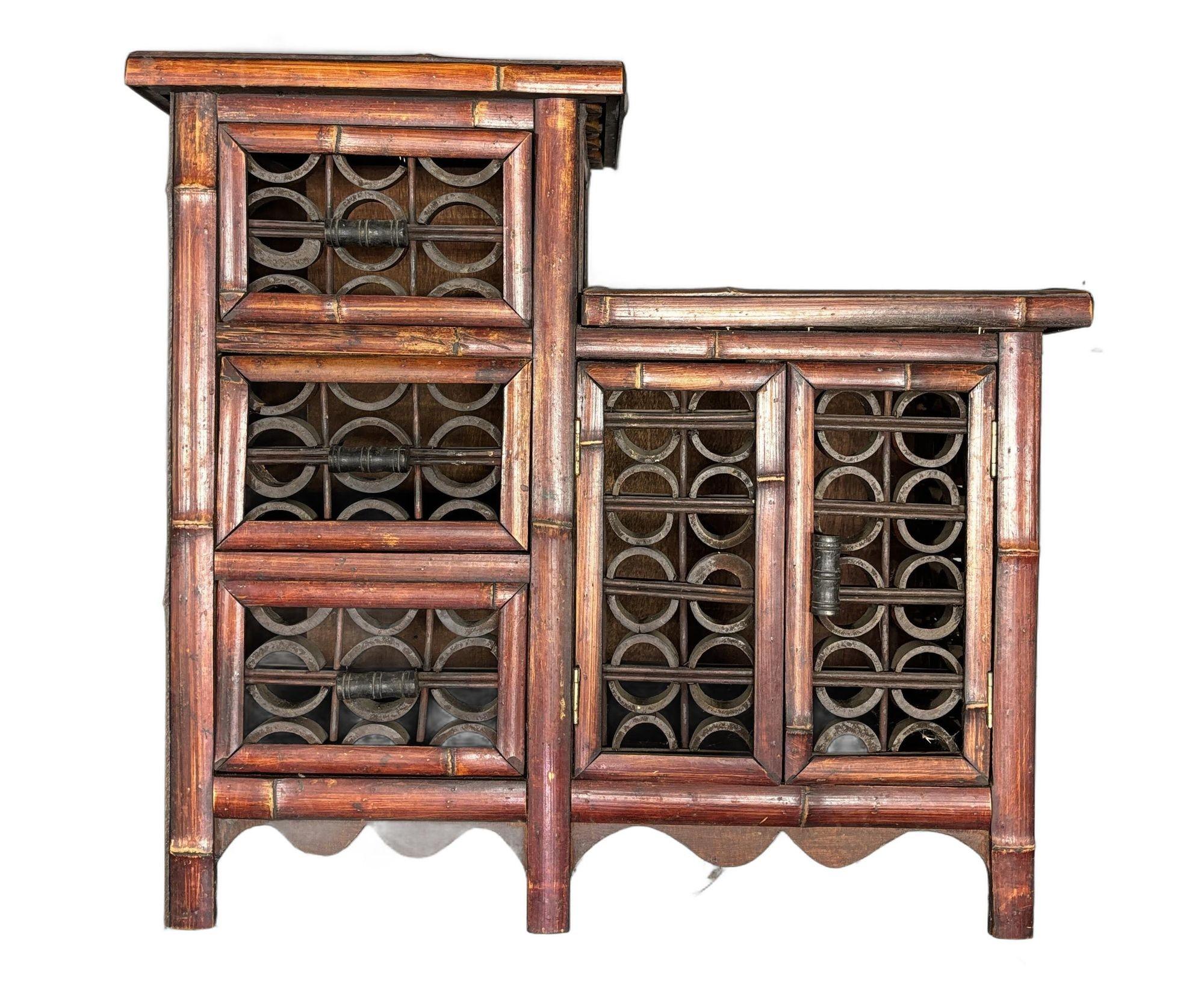 Armadietto Chippendale con 3 cassetti e piano in bambù spaccato e a reticolo della tarda dinastia Qing in vendita 2