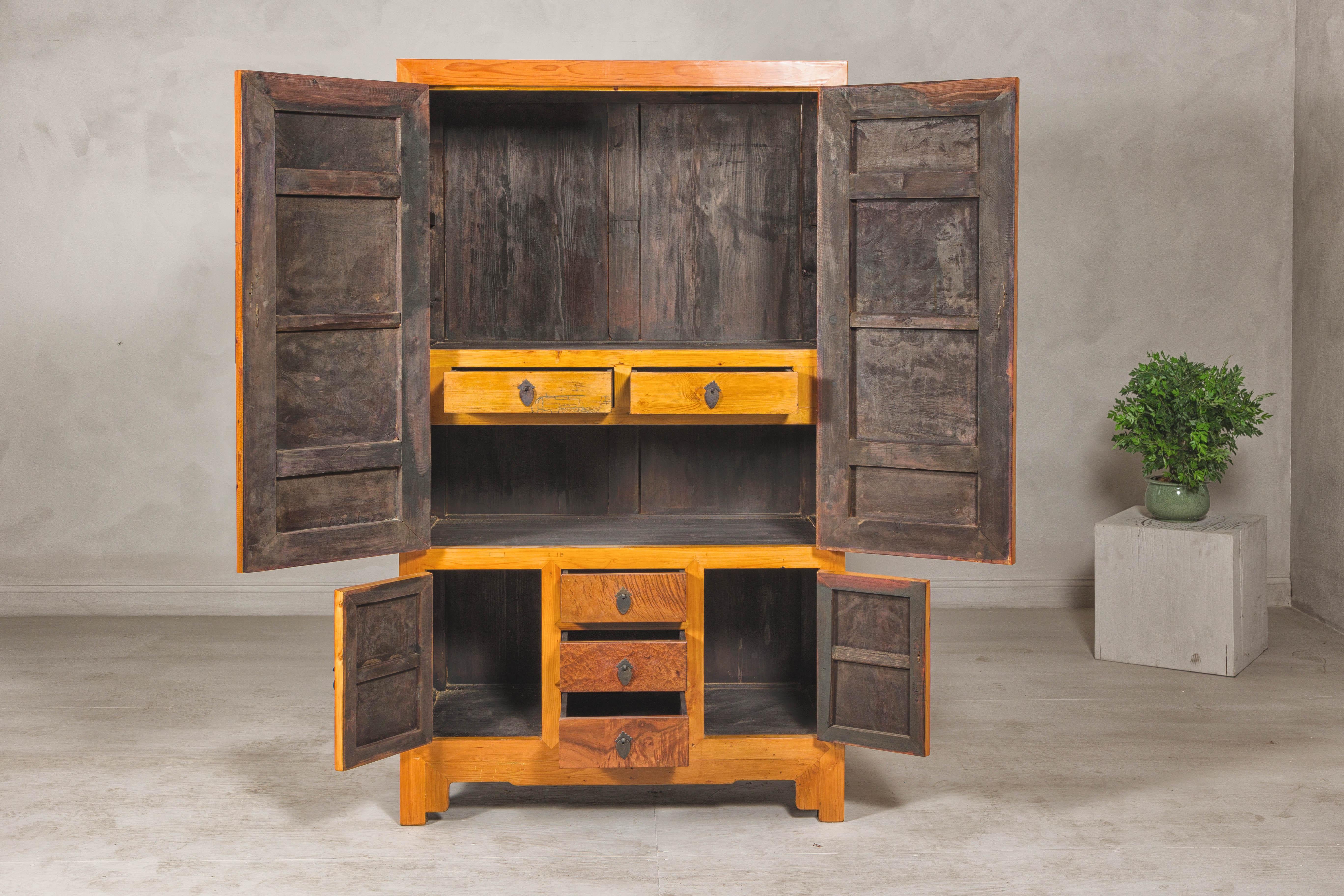 Armario compuesto de dos tonos de madera burl y madera de olmo de la dinastía Qing tardía en venta 4