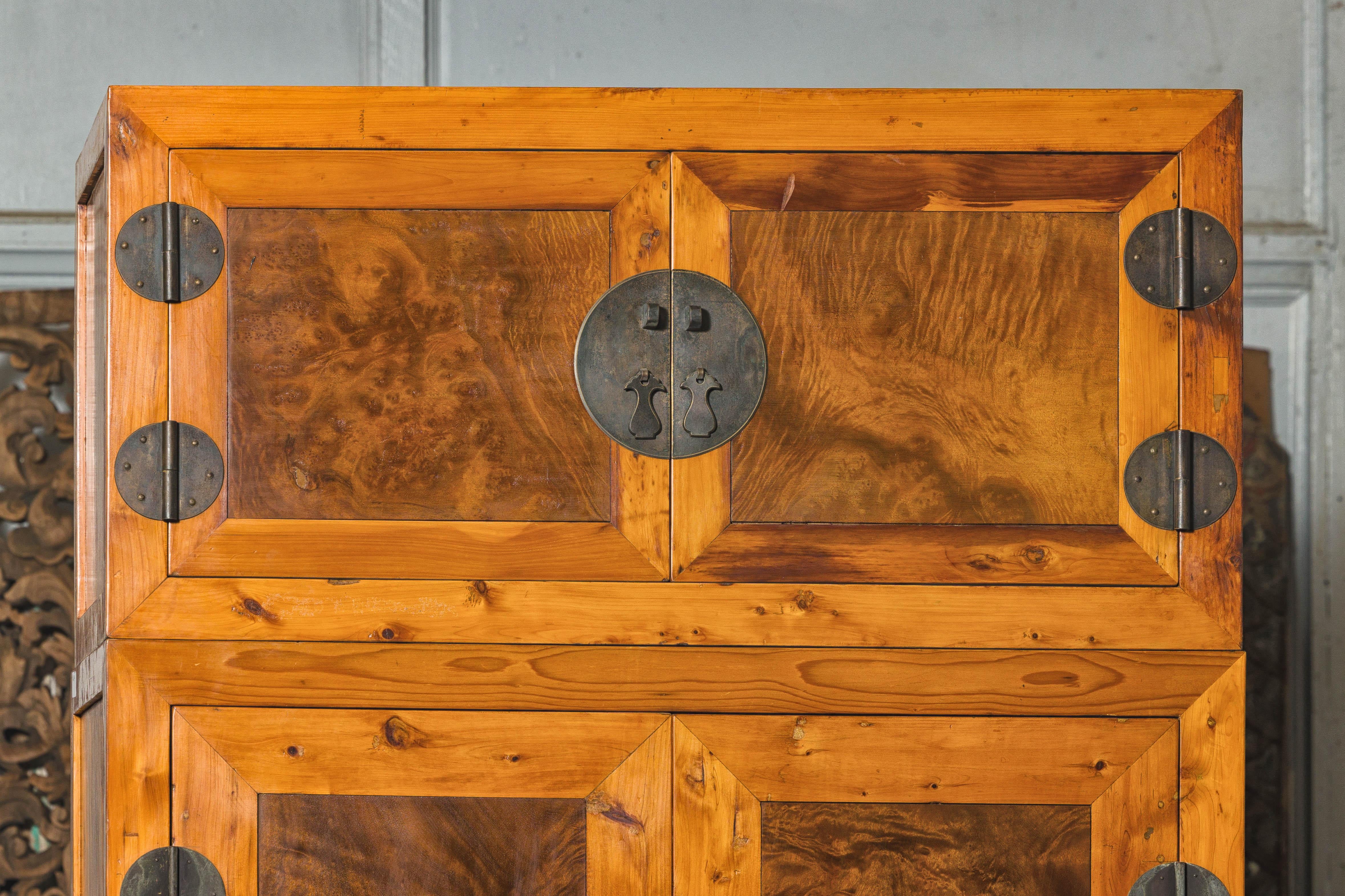 Armario compuesto de dos tonos de madera burl y madera de olmo de la dinastía Qing tardía en venta 9
