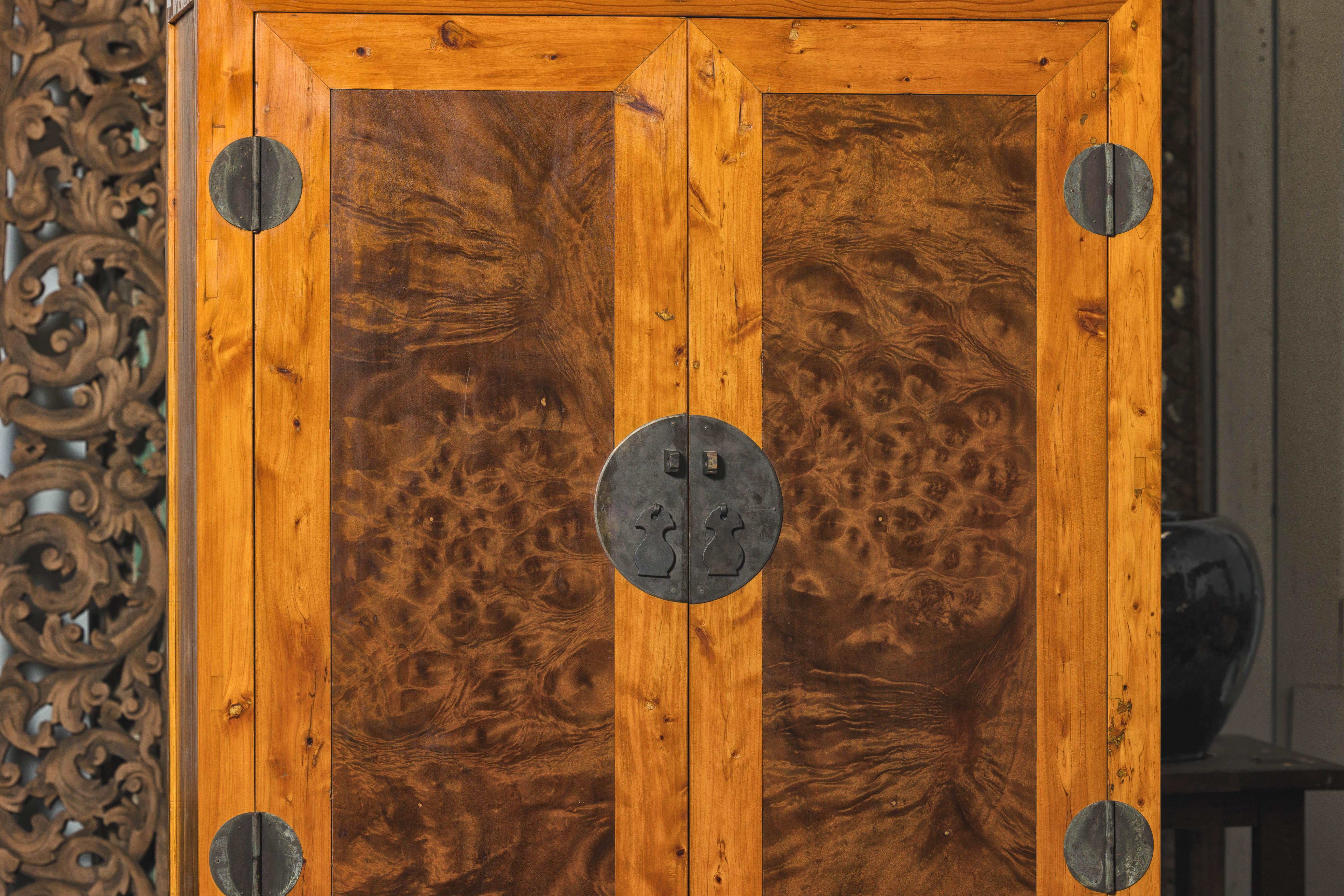 Armario compuesto de dos tonos de madera burl y madera de olmo de la dinastía Qing tardía en venta 10