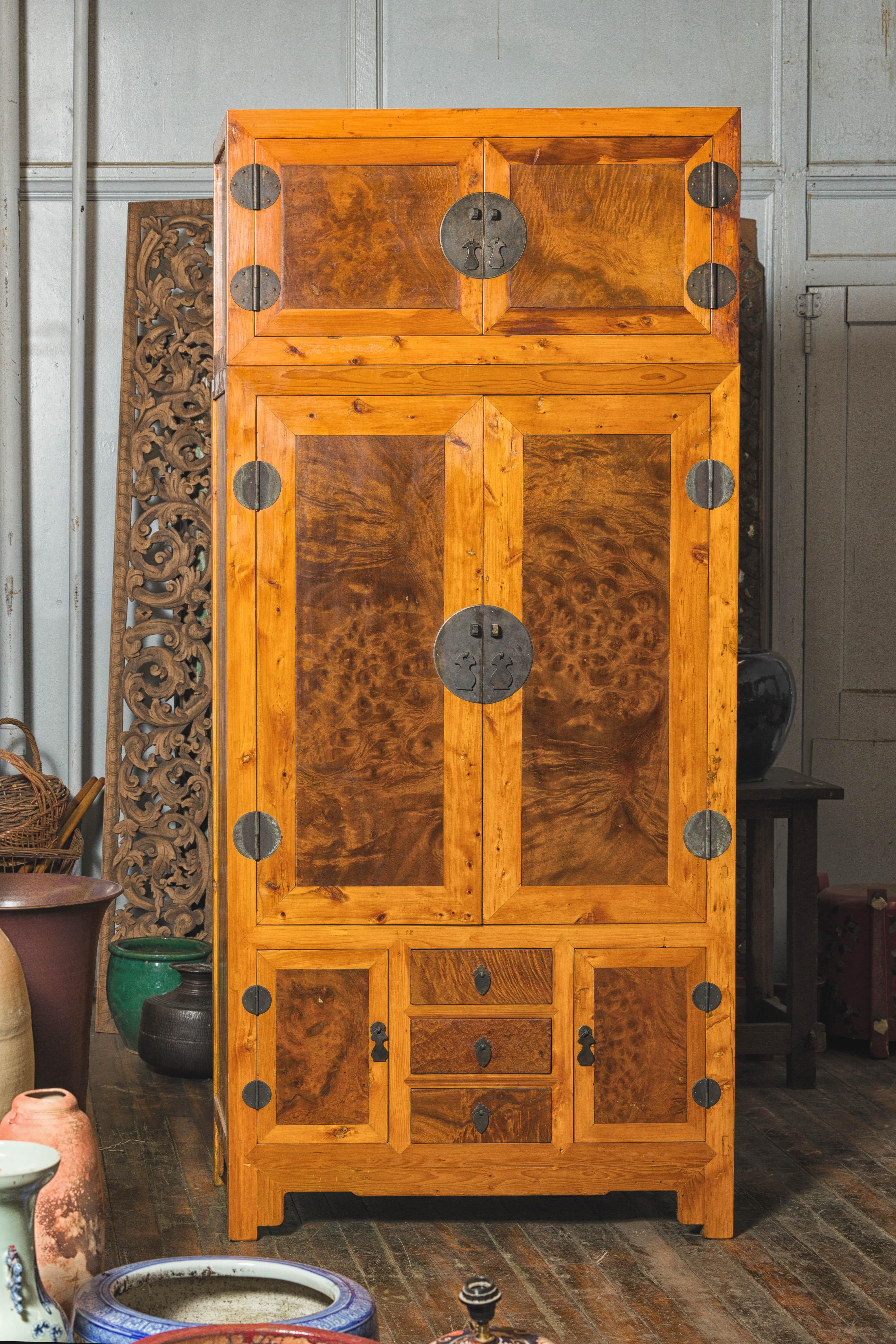 Armario compuesto de madera de olmo y burl bicolor de finales de la dinastía Qing, con puertas y cajones. Este impresionante armario compuesto de madera de nudo y olmo de finales de la dinastía Qing llama la atención por su grandiosidad y su