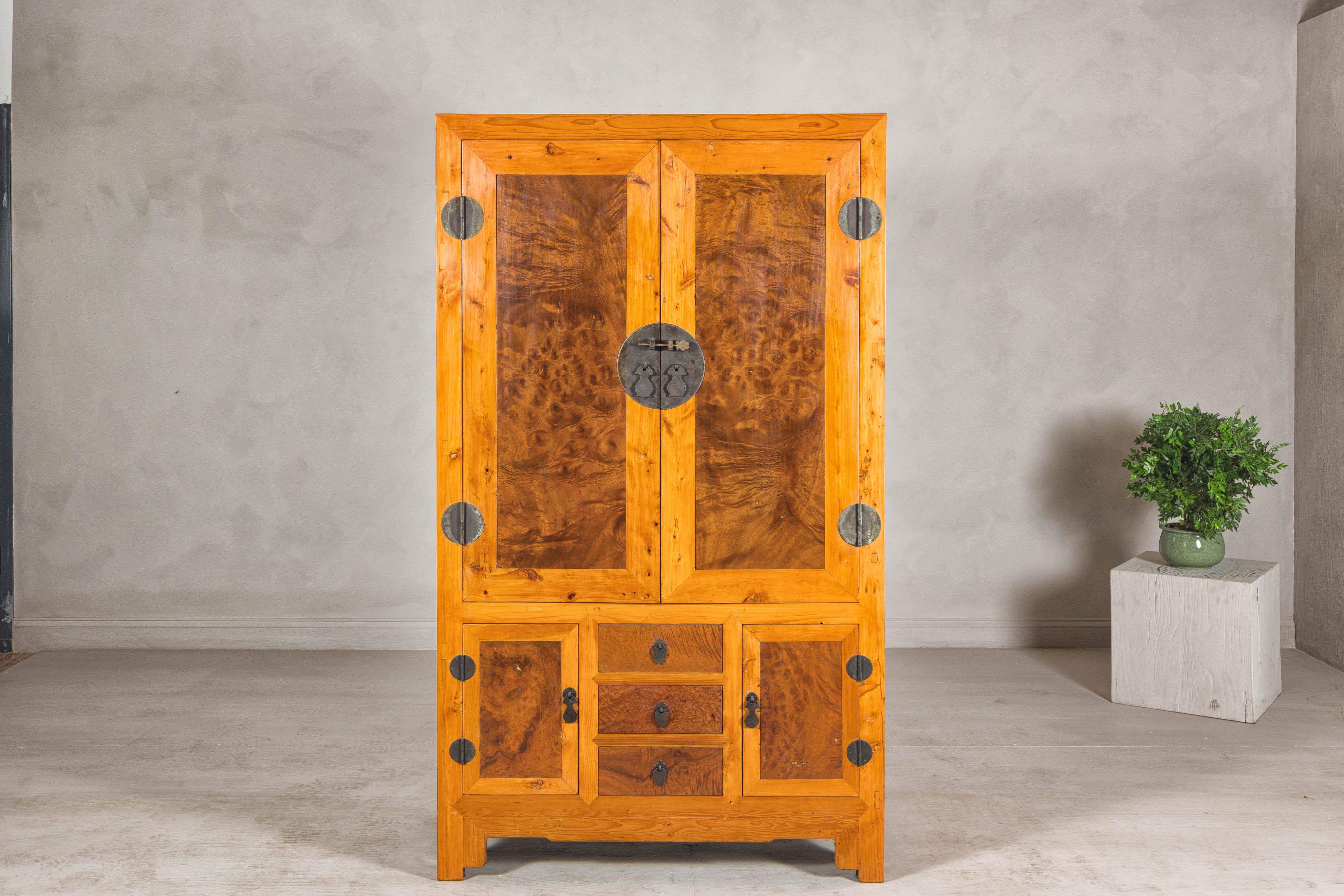 Armario compuesto de dos tonos de madera burl y madera de olmo de la dinastía Qing tardía Chino en venta