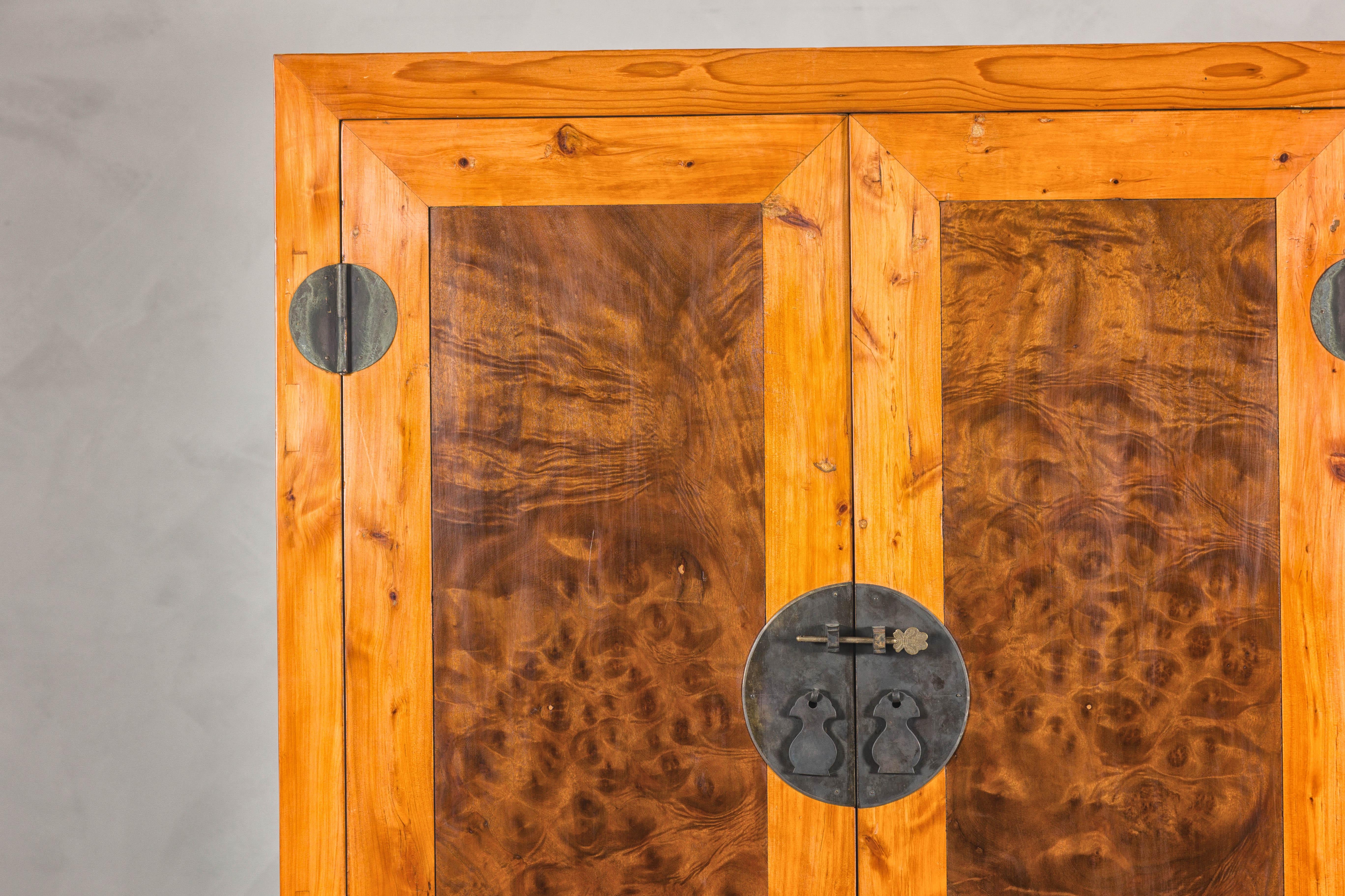 Armario compuesto de dos tonos de madera burl y madera de olmo de la dinastía Qing tardía siglo XX en venta