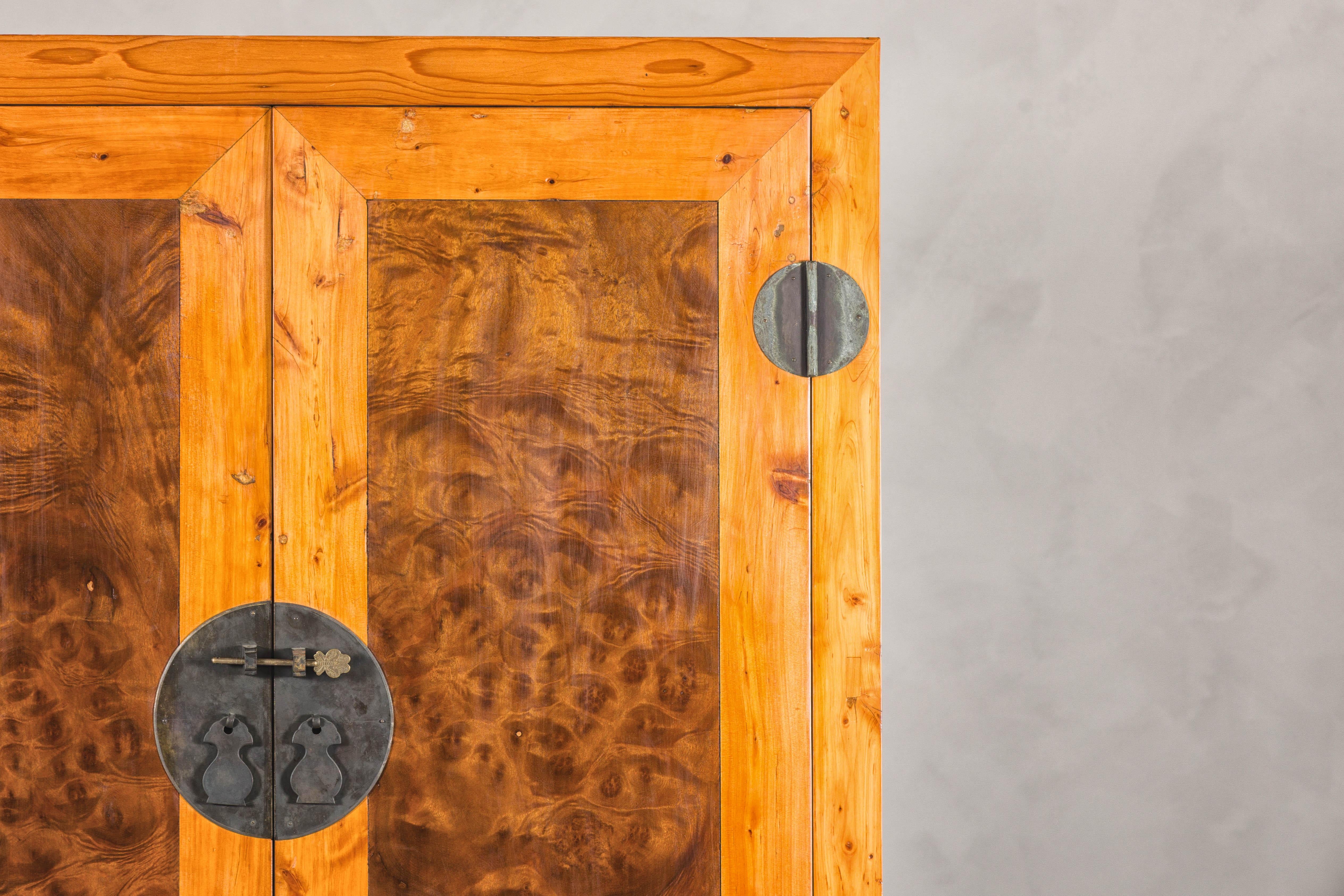 Armario compuesto de dos tonos de madera burl y madera de olmo de la dinastía Qing tardía Latón en venta