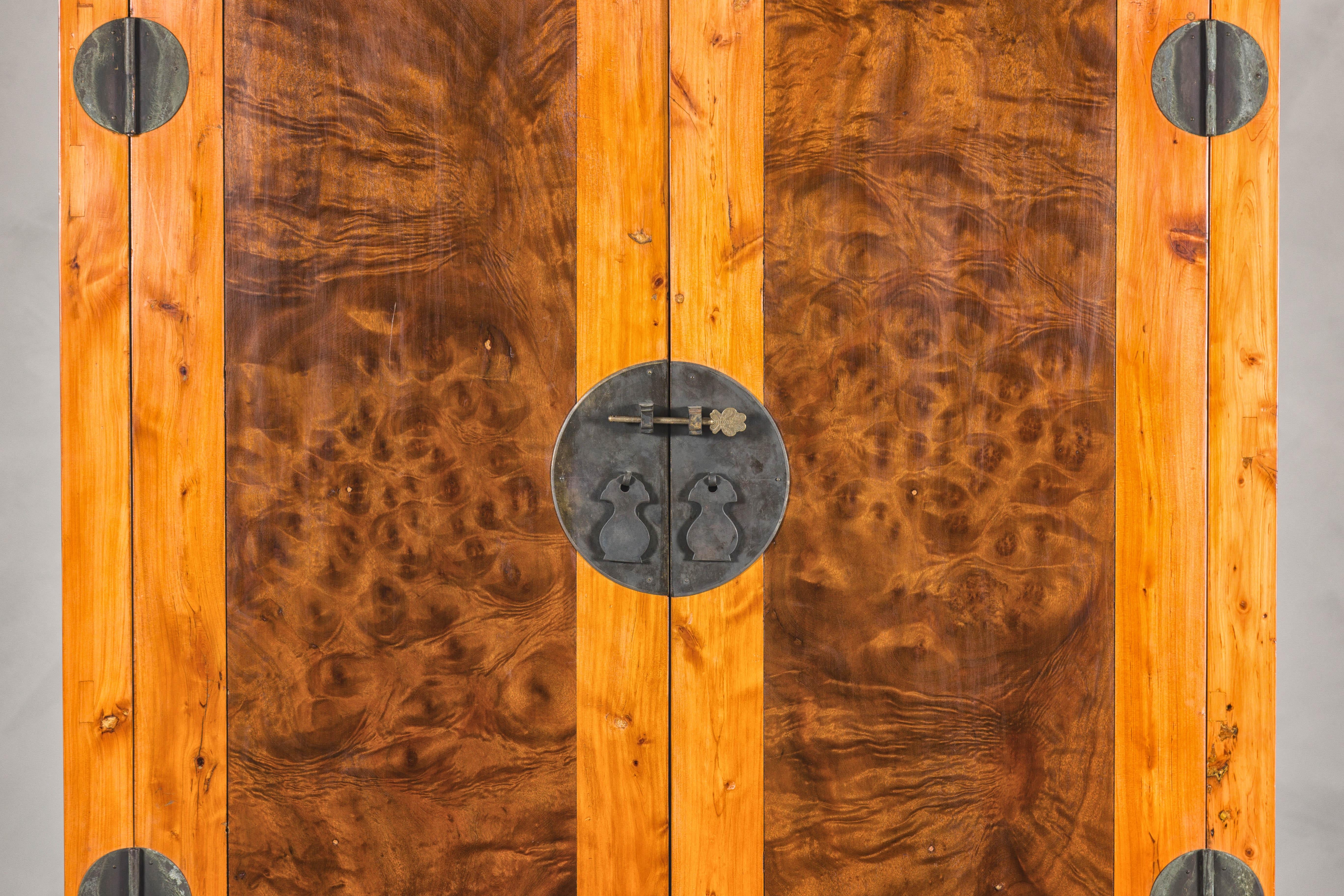 Armario compuesto de dos tonos de madera burl y madera de olmo de la dinastía Qing tardía en venta 1