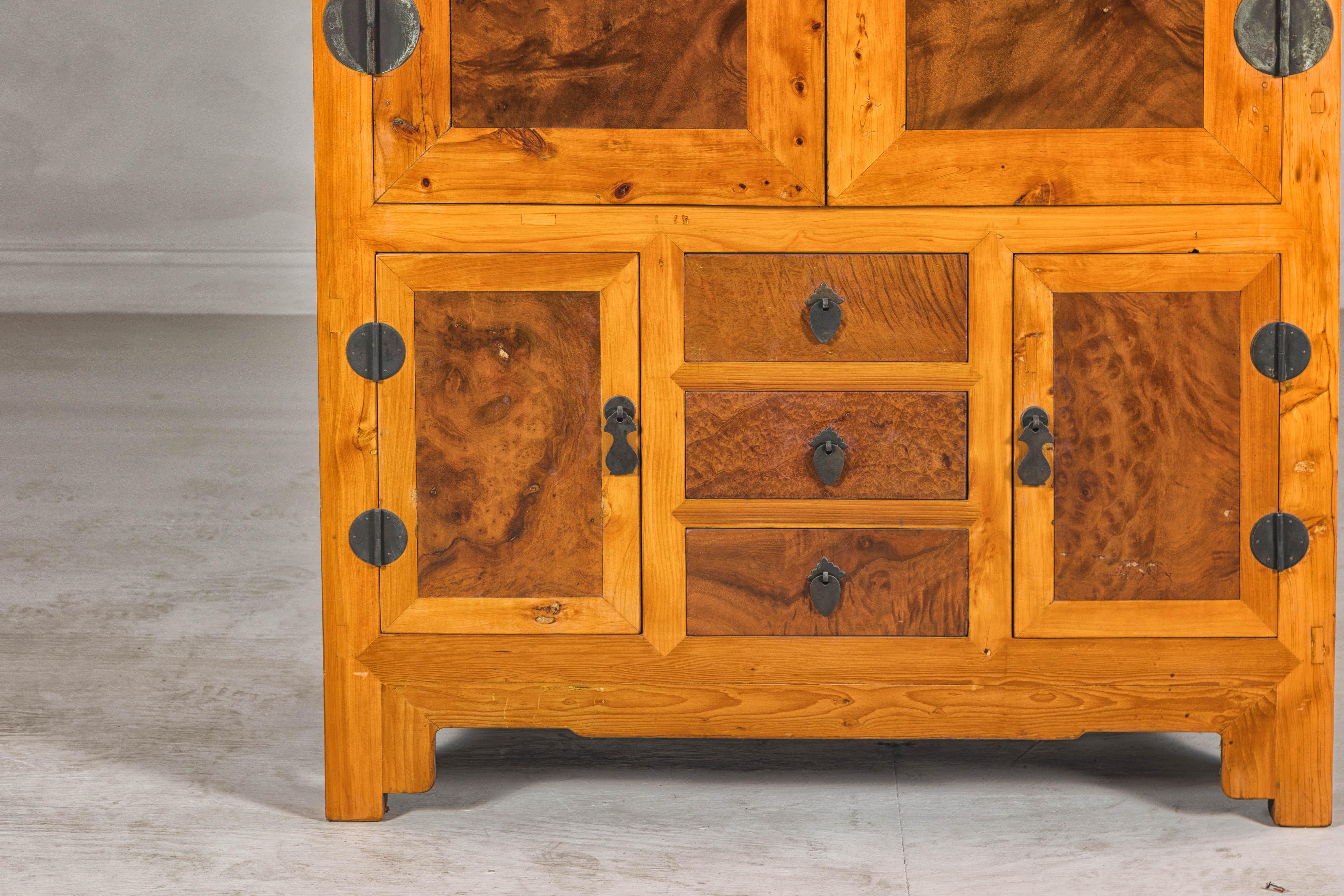 Armario compuesto de dos tonos de madera burl y madera de olmo de la dinastía Qing tardía en venta 2