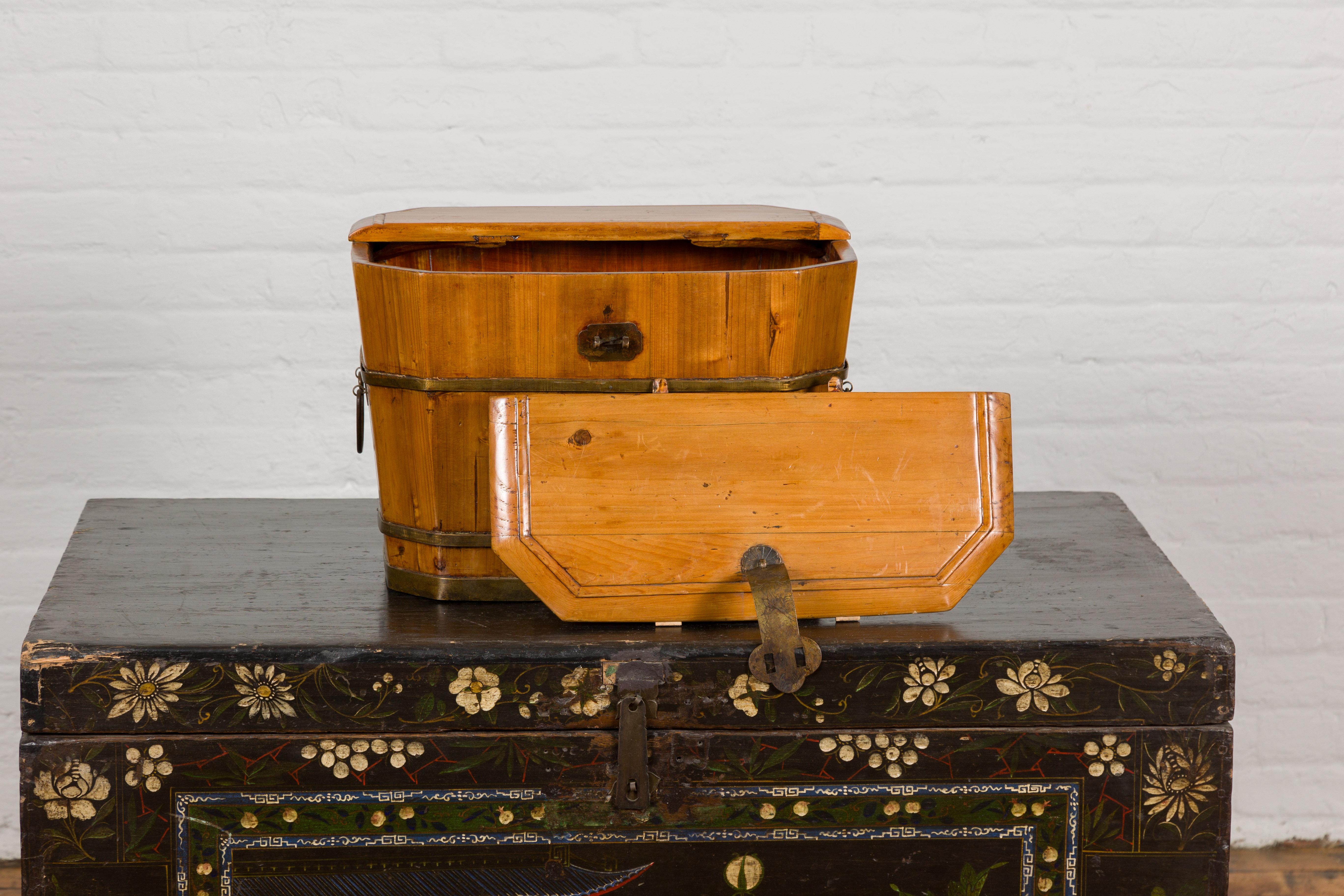 Boîte à couvercle en bois et laiton avec poignées latérales de la fin de la dynastie Qing en vente 4